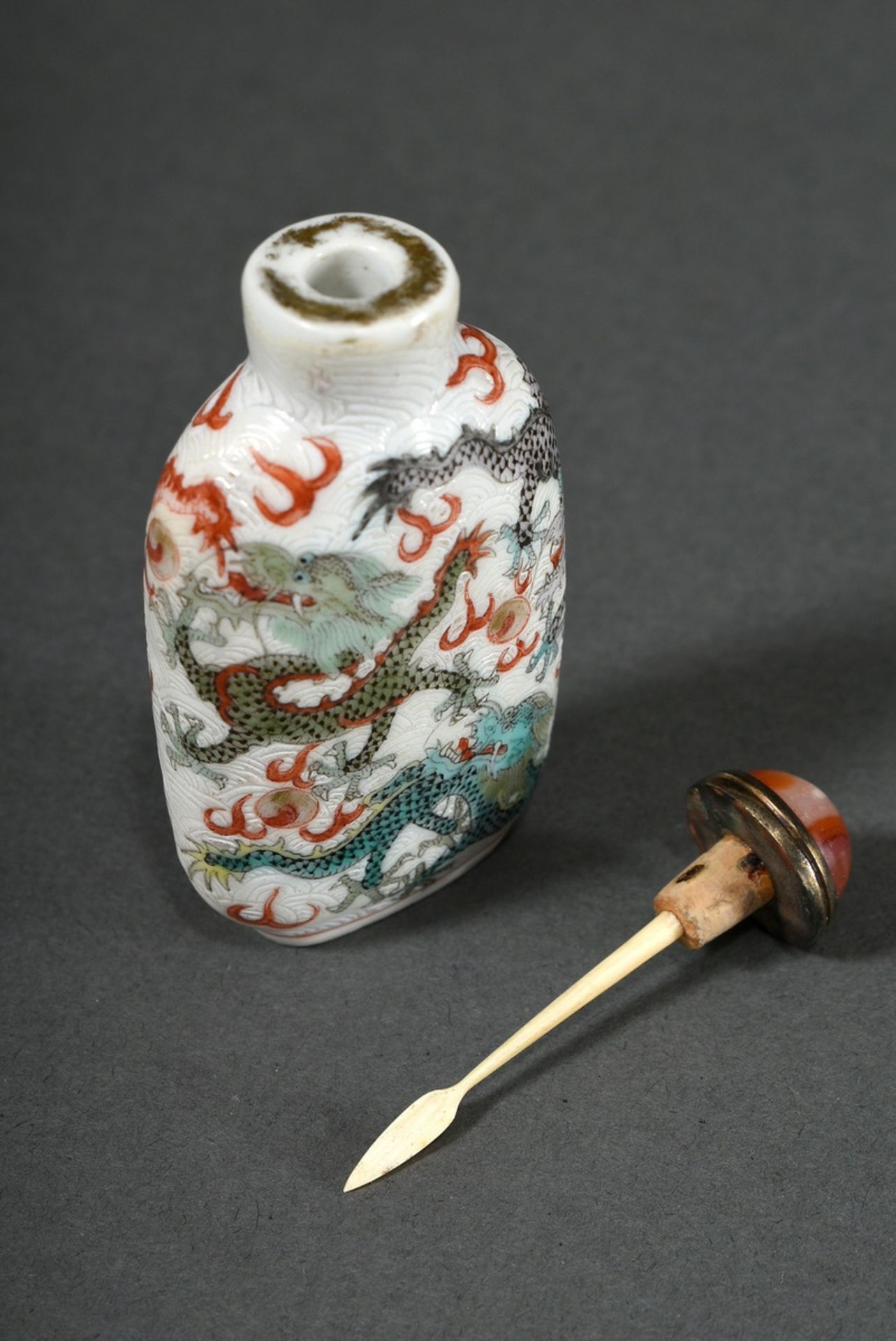 Fine porcelain snuffbottle with five "5-toed celestial dragons with flaming pearls" and waves sgraf - Image 3 of 4