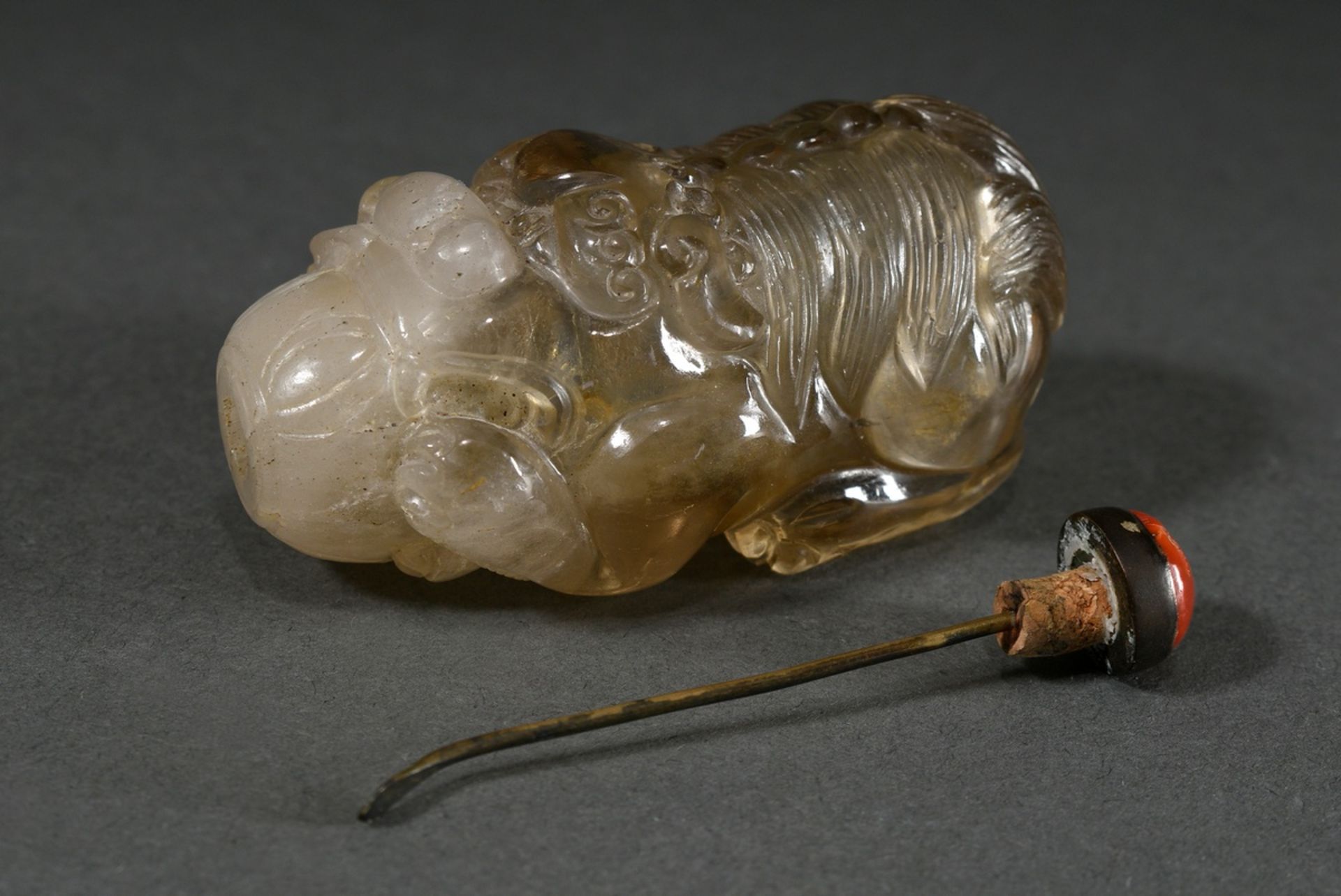 Fine sculpted rock crystal snuff bottle "Fo lion with ball in mouth", stopper with coral cabochon,  - Image 5 of 7