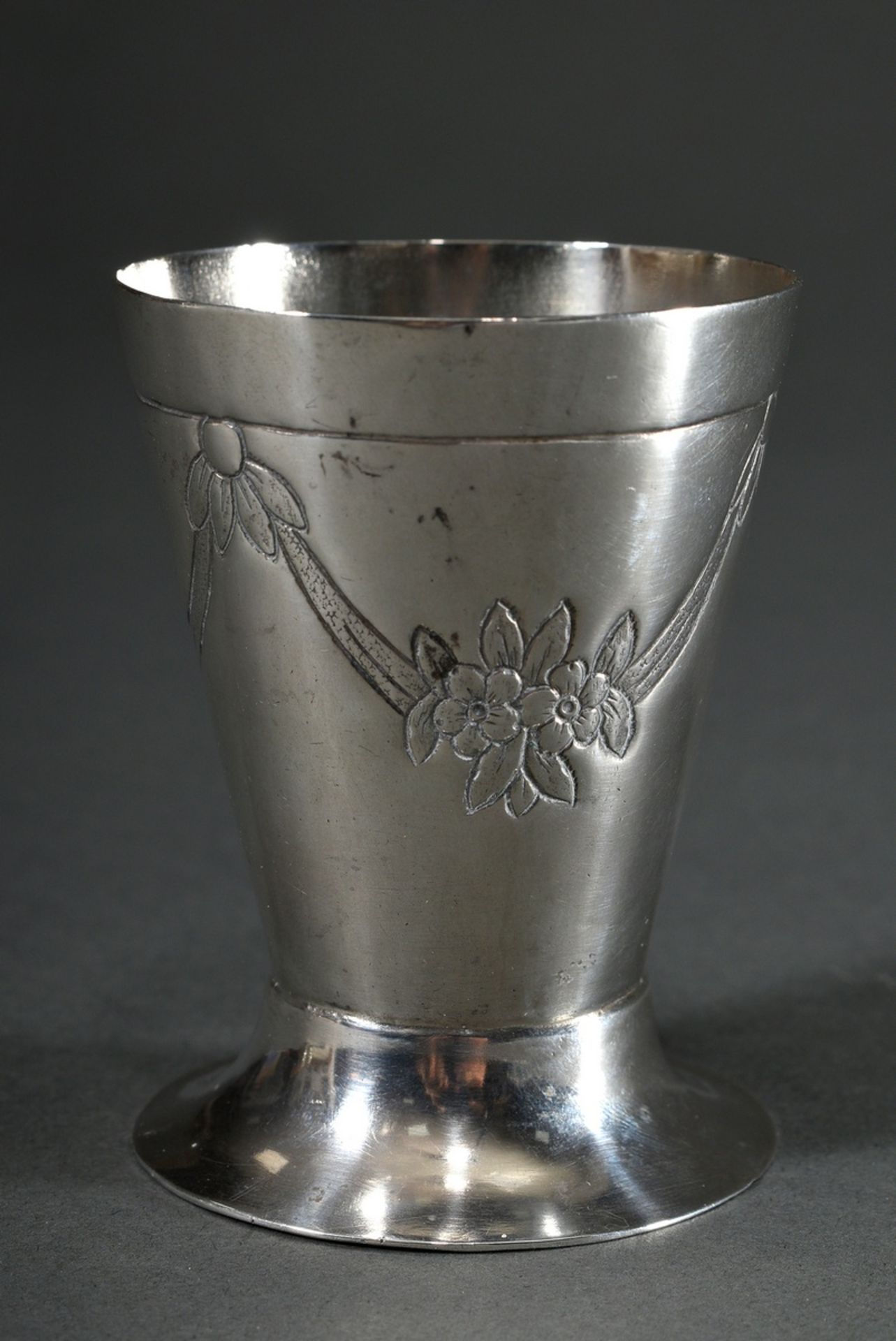 Kleiner konischer Augsburger Becher auf rundem Fuß mit graviertem Feston Dekor,  MZ: Christian Gott - Bild 2 aus 4