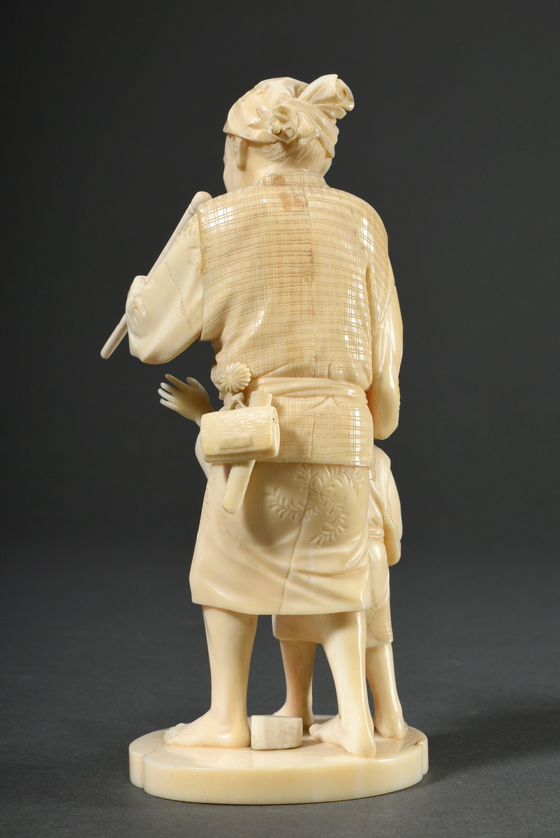 Small ivory okimono "Man with child", sign. Kyosai, Japan Meiji period, h. 15cm, defect at the head - Image 3 of 9