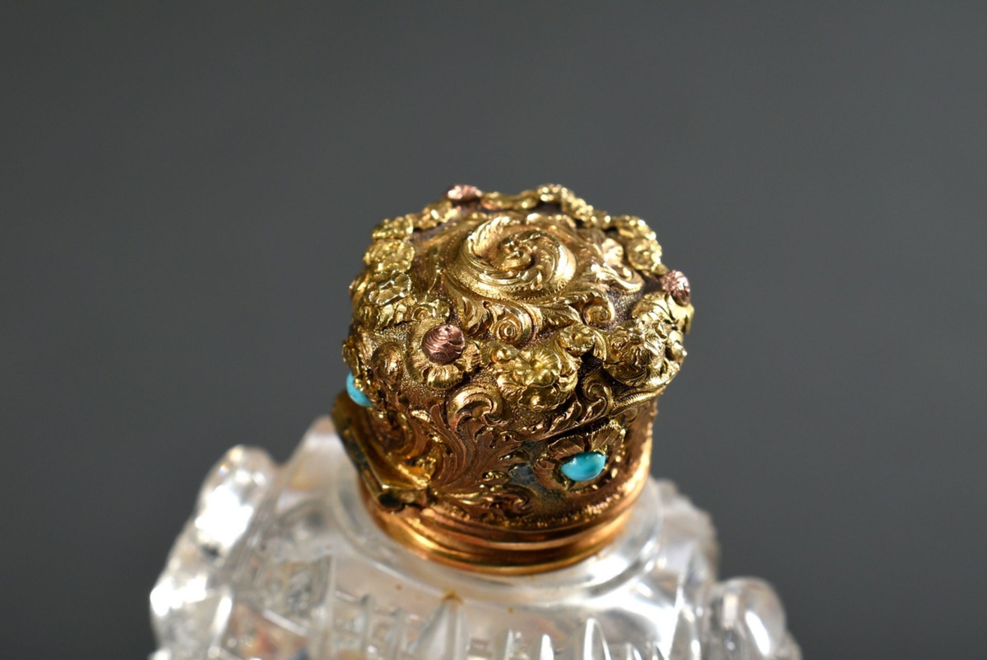 Opulent crystal flacon with floral relief yellow gold 585 lid, turquoise cabochons and rich stone c - Image 4 of 7