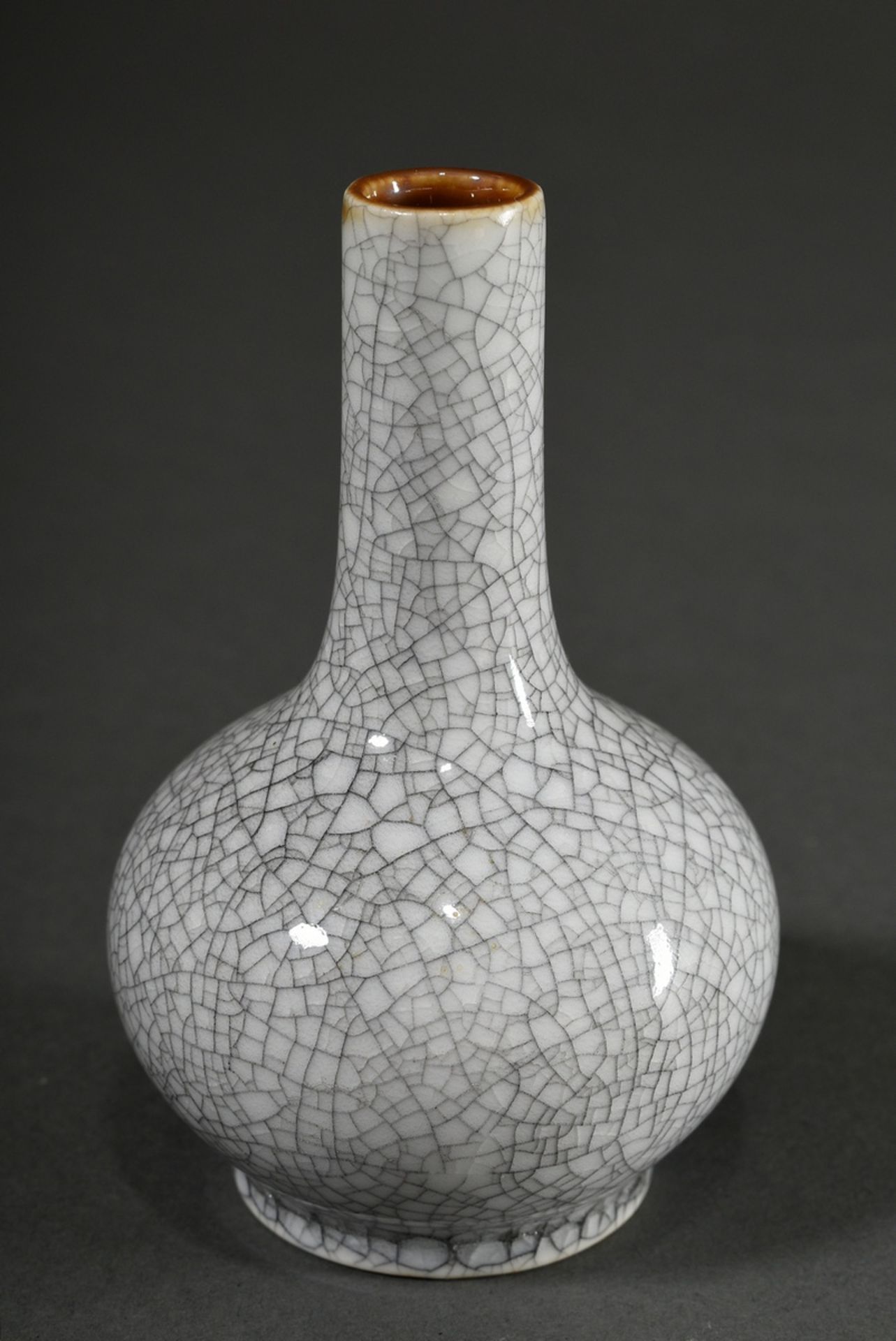 Small bulbous porcelain vase with Ge glaze, China, h. 10,5cm
