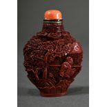 Rote Schnitzlack Snuffbottle "Landschafts- und Gartenszenen" im Tiefenrelief, Stöpsel mit Korallen