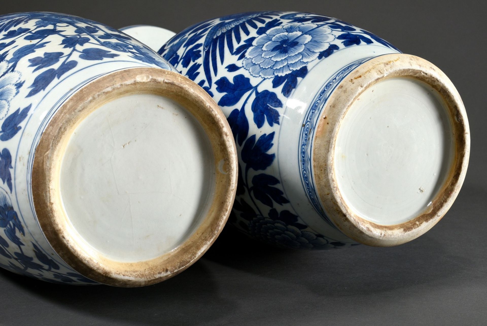 2 Diverse hohe Porzellan Rouleau Vasen mit seitlichen Henkeln in Drachenform und reichem Blaumalere - Bild 9 aus 9