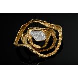 Abstrakt verschlungene Gelbgold 585 Nadel mit brillantbesetzter Weißgold Platte (zus. ca. 0.57ct/SI