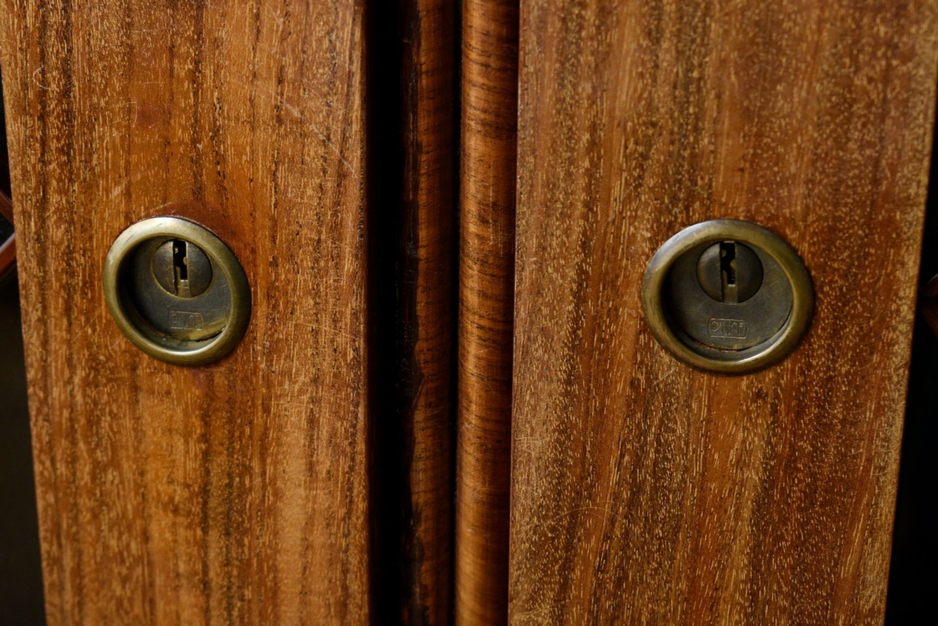 Biedermeier Bücherschrank mit gotisierenden Bögen im Kranz und Rauten-Verstrebungen auf den verglas - Bild 7 aus 16