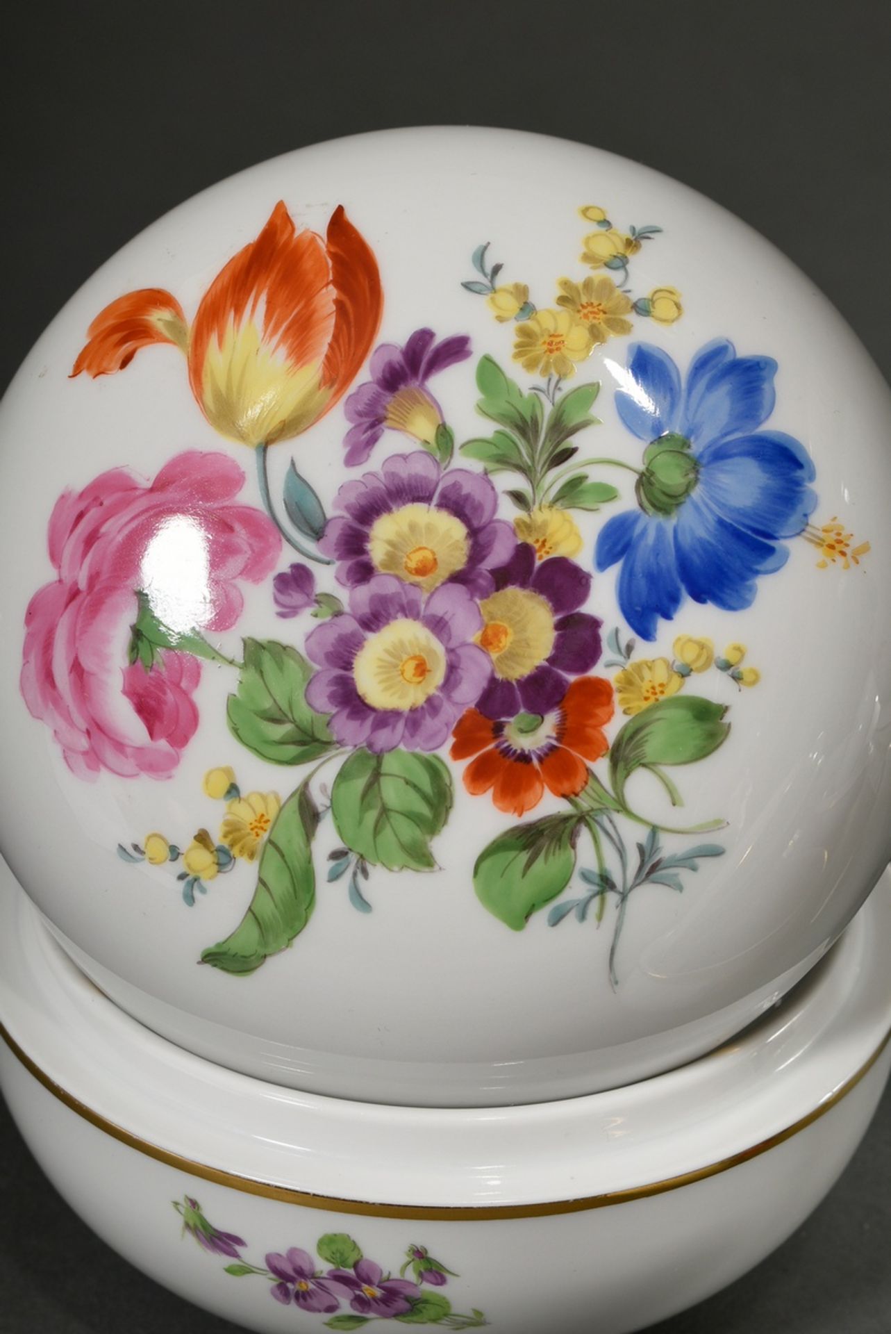 5 Diverse Teile Meissen mit polychromer Blumenmalerei, 20.Jh.: 4 Deckeldosen (H. 4,5-8cm) und 1 Übe - Bild 3 aus 7