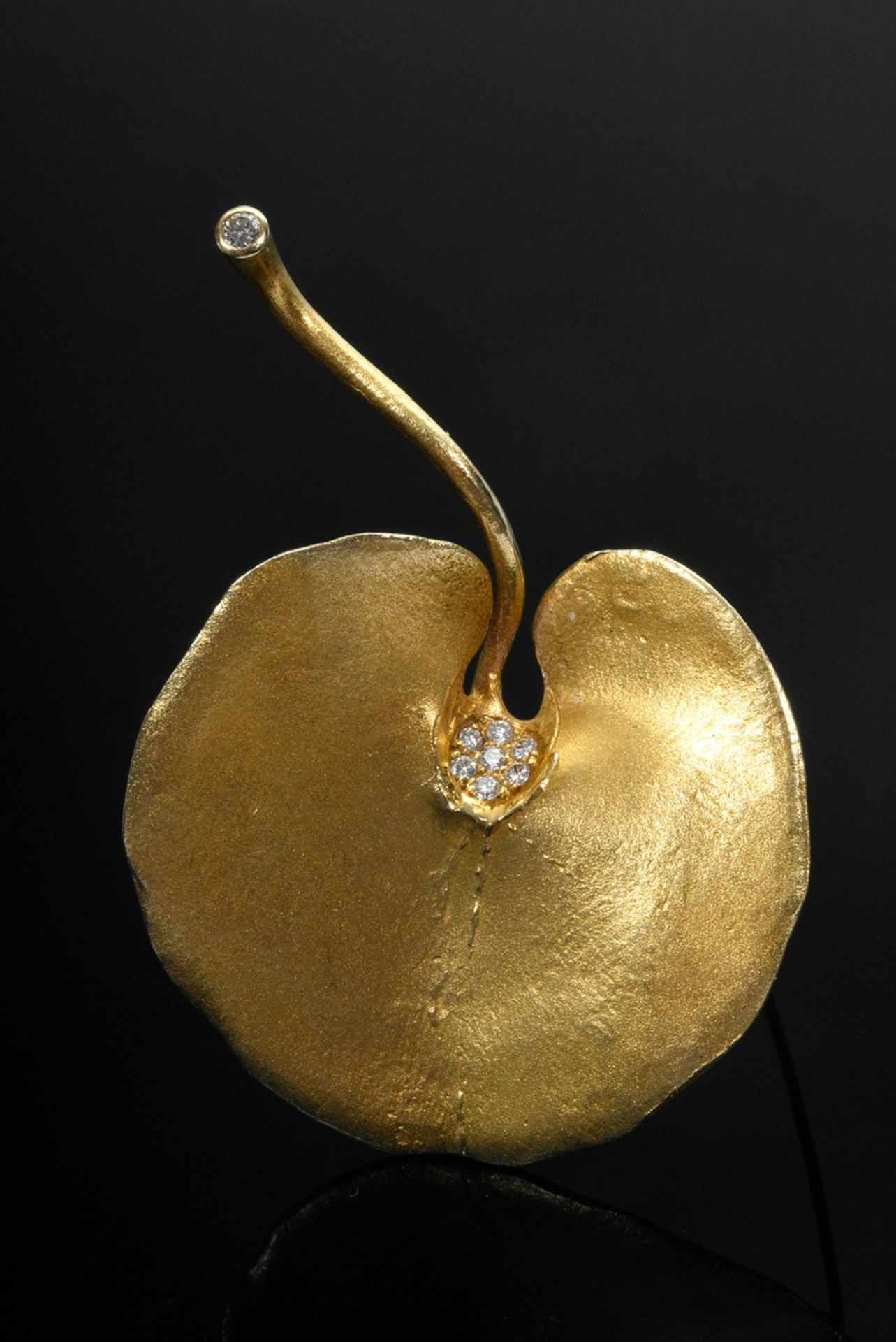 Handmade yellow gold 585 pin "Water lily leaf" with 8 brilliants (together approx. 0.23ct/VSI/W), M - Image 2 of 3