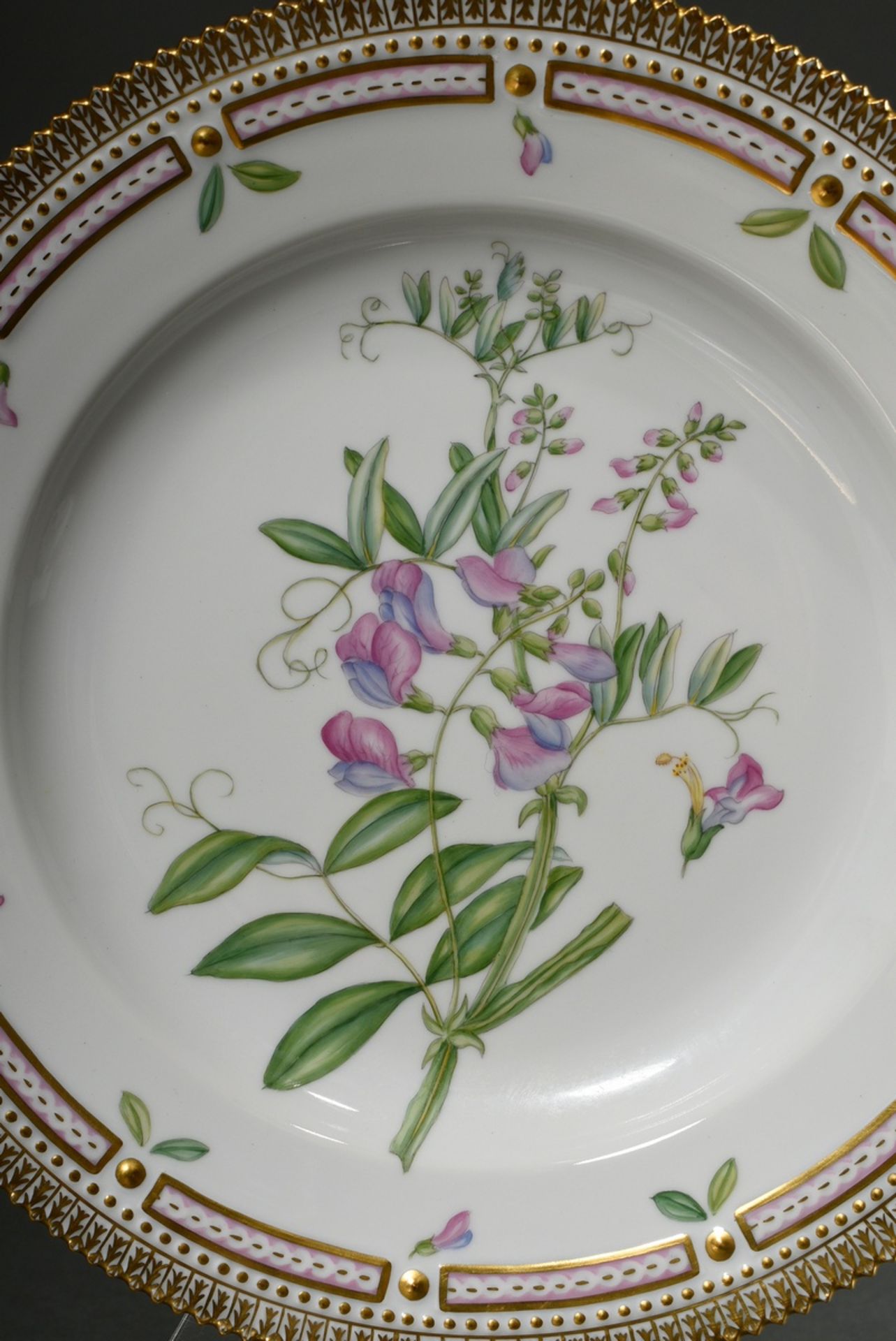 6 Royal Copenhagen "Flora Danica" dinner plates with polychrome painting in the mirror and gold dec - Image 7 of 15