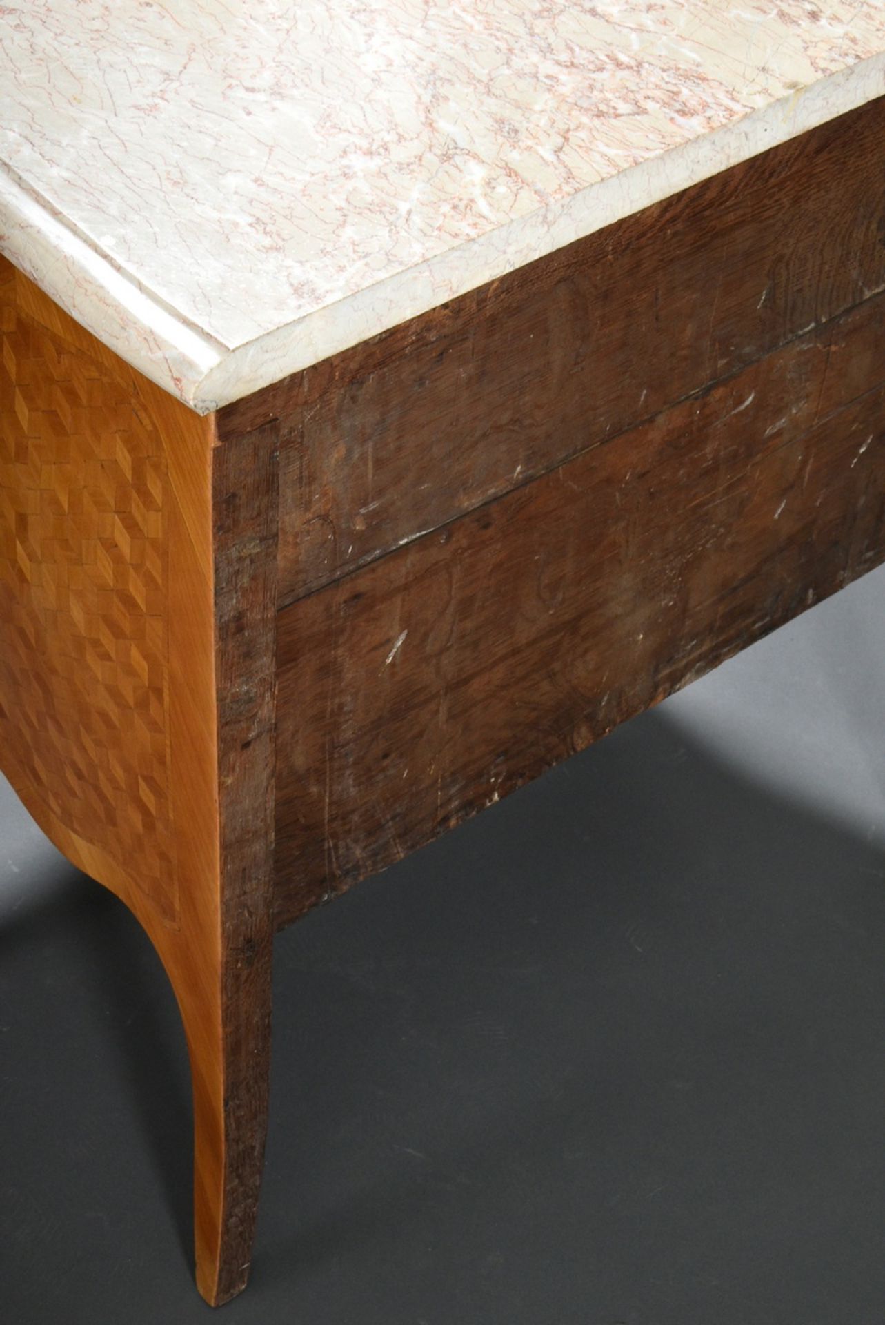 Small Louis XV chest of drawers with a two-bay optically marquetry corpus on curved legs with a lig - Image 7 of 7