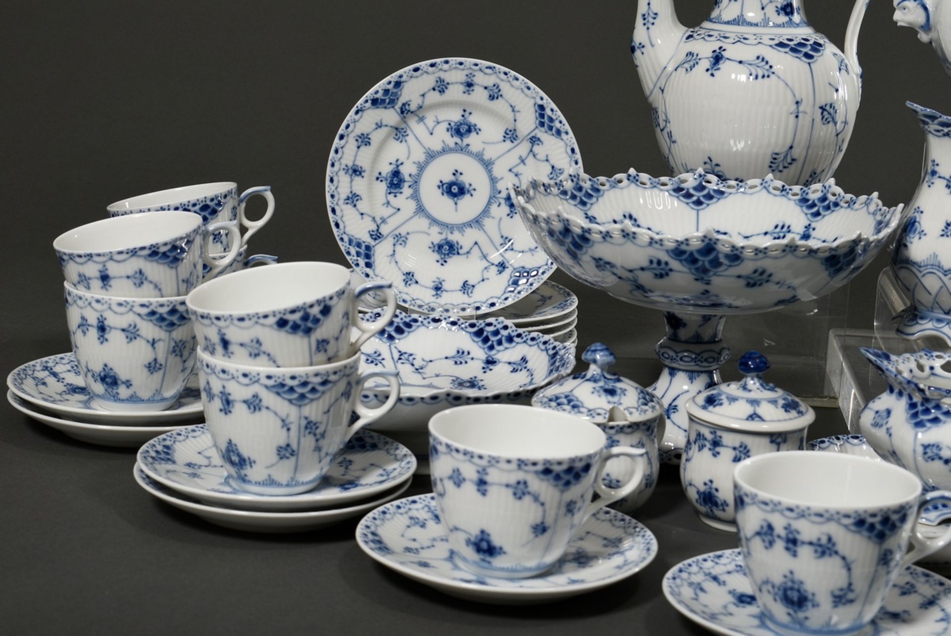 46 Teile Royal Copenhagen Kaffee- und Teeservice "Musselmalet Voll- und Halbspitze", 20.Jh., besteh - Bild 4 aus 8