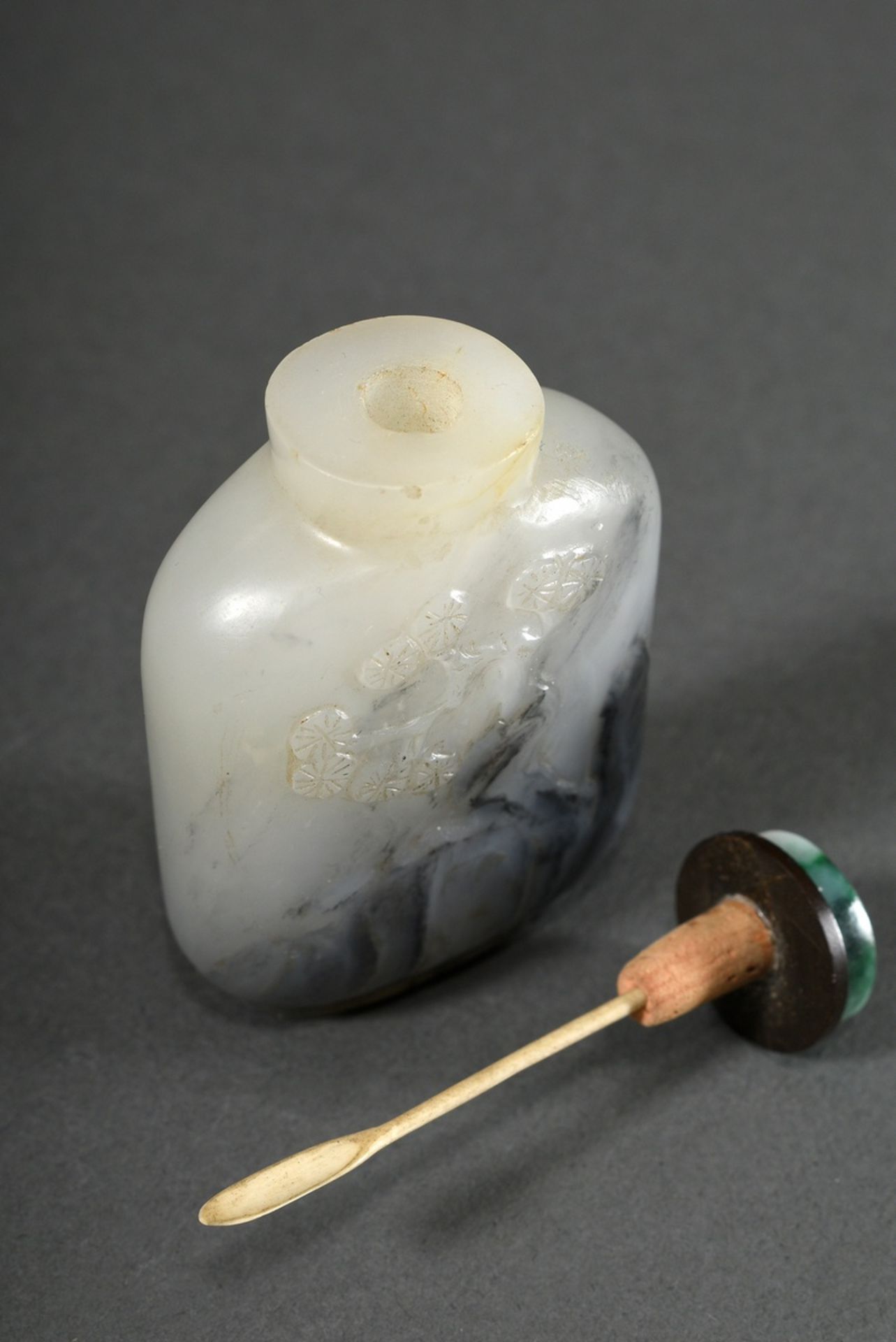 Grey jade snuffbottle "rock and pine" in high relief in white and grey, well hollowed, China Qing D - Image 4 of 4