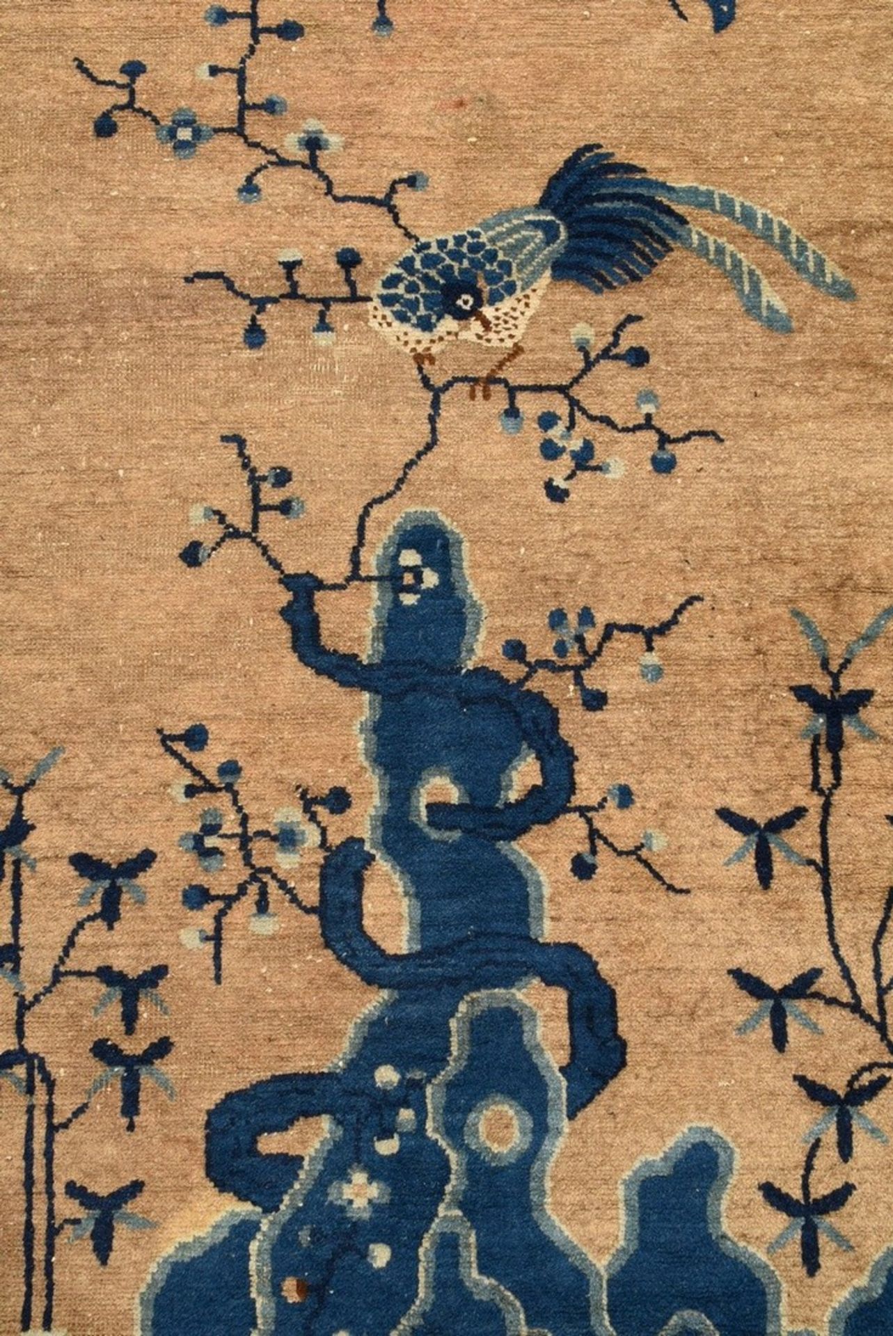 Antike chinesische Pow Tow Brücke „Felsen mit Fasan, Schmetterlingen und Fledermaus“, Wolle auf Bau - Bild 3 aus 6