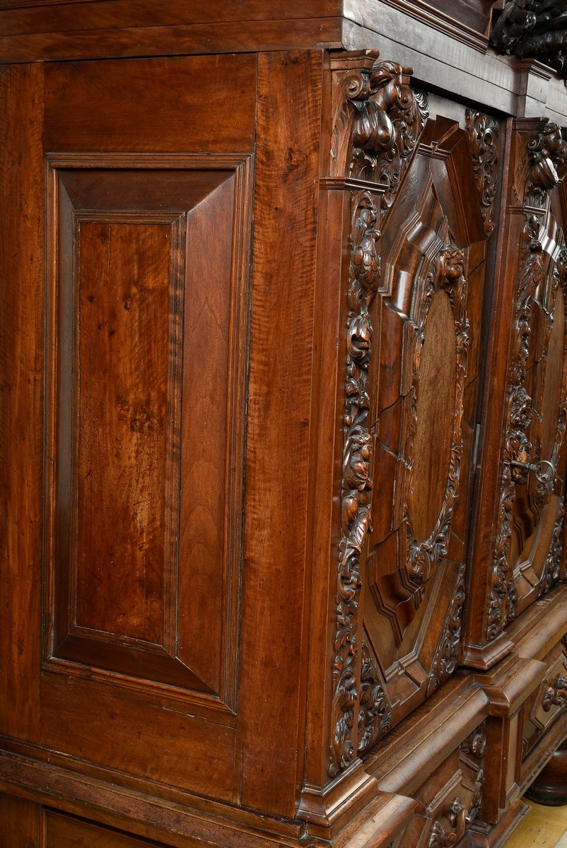 Hamburg hall cupboard, so-called "Schapp" with rich partly fully plastic rocaille, tendril and figu - Image 18 of 21