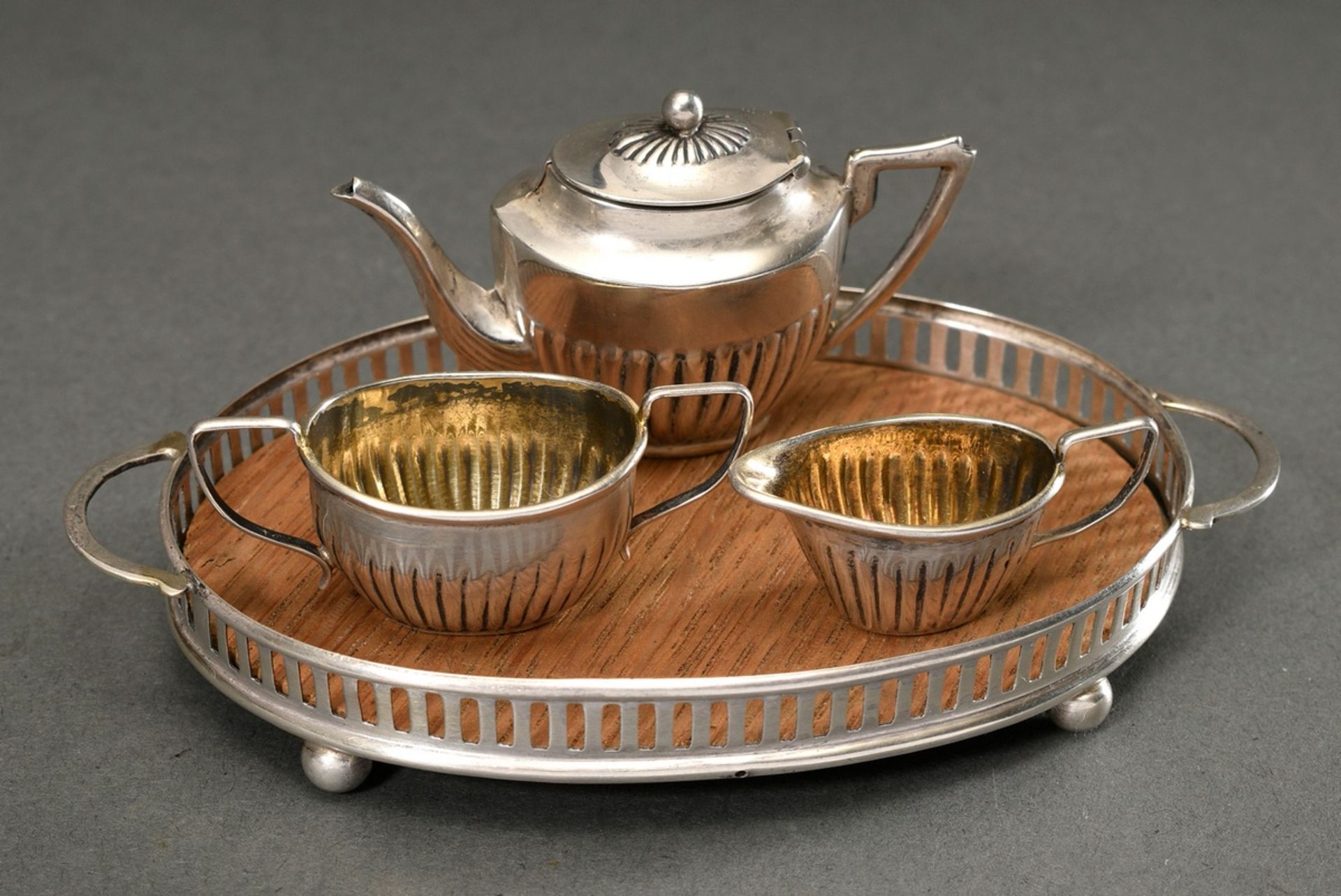 4 pieces doll's house miniature tea set in Queen Anne style, consisting of: Tray with lattice rim a