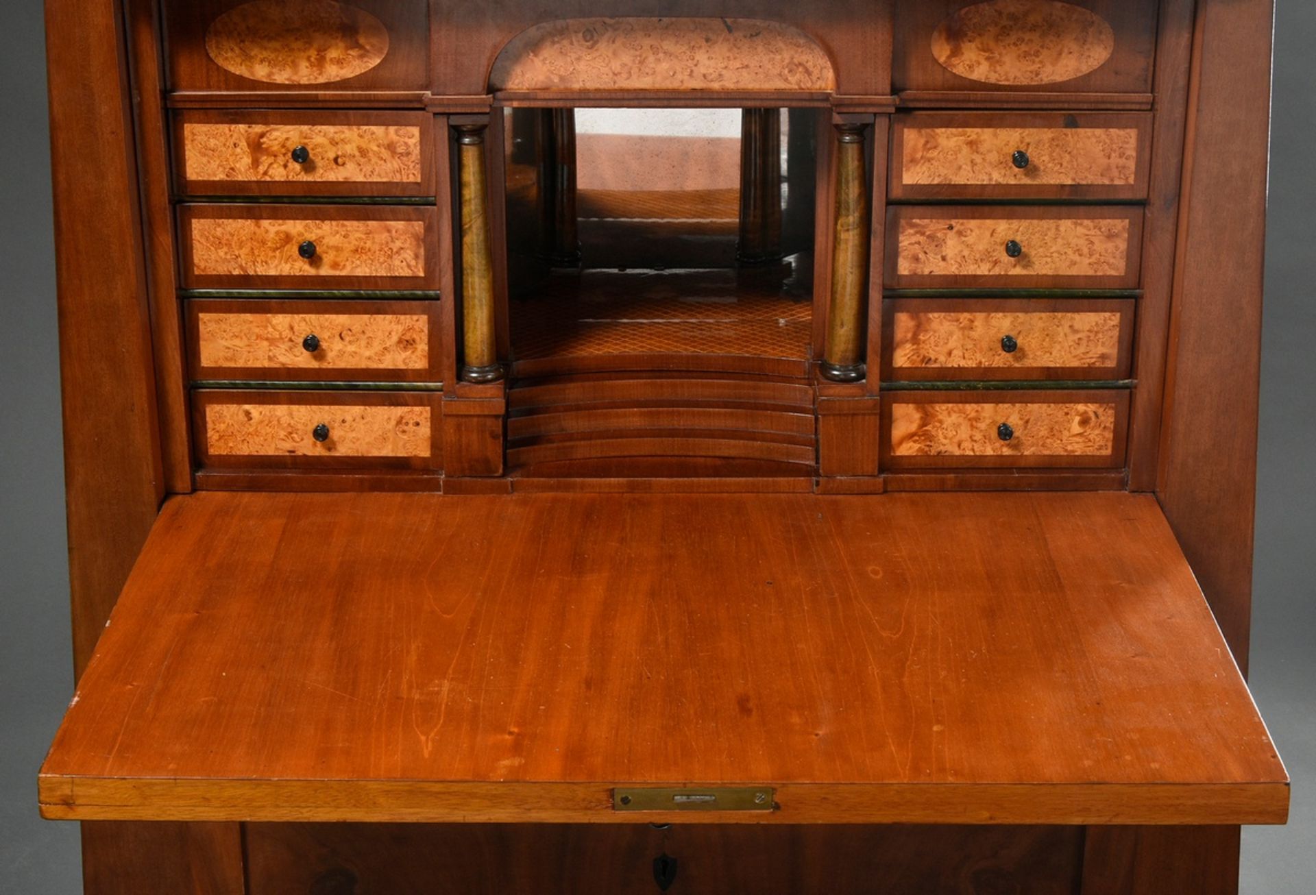 Konischer Biedermeier Schreibschrank mit Segmentbogen in der Schreibklappe, kassettierten Schüben u - Bild 5 aus 12