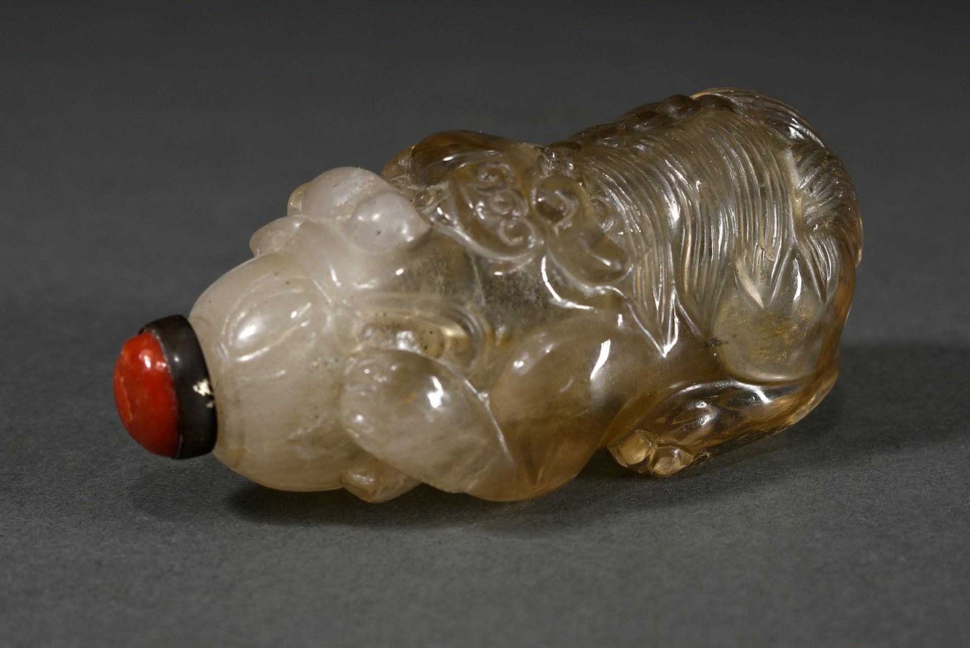 Fine sculpted rock crystal snuff bottle "Fo lion with ball in mouth", stopper with coral cabochon,  - Image 2 of 7