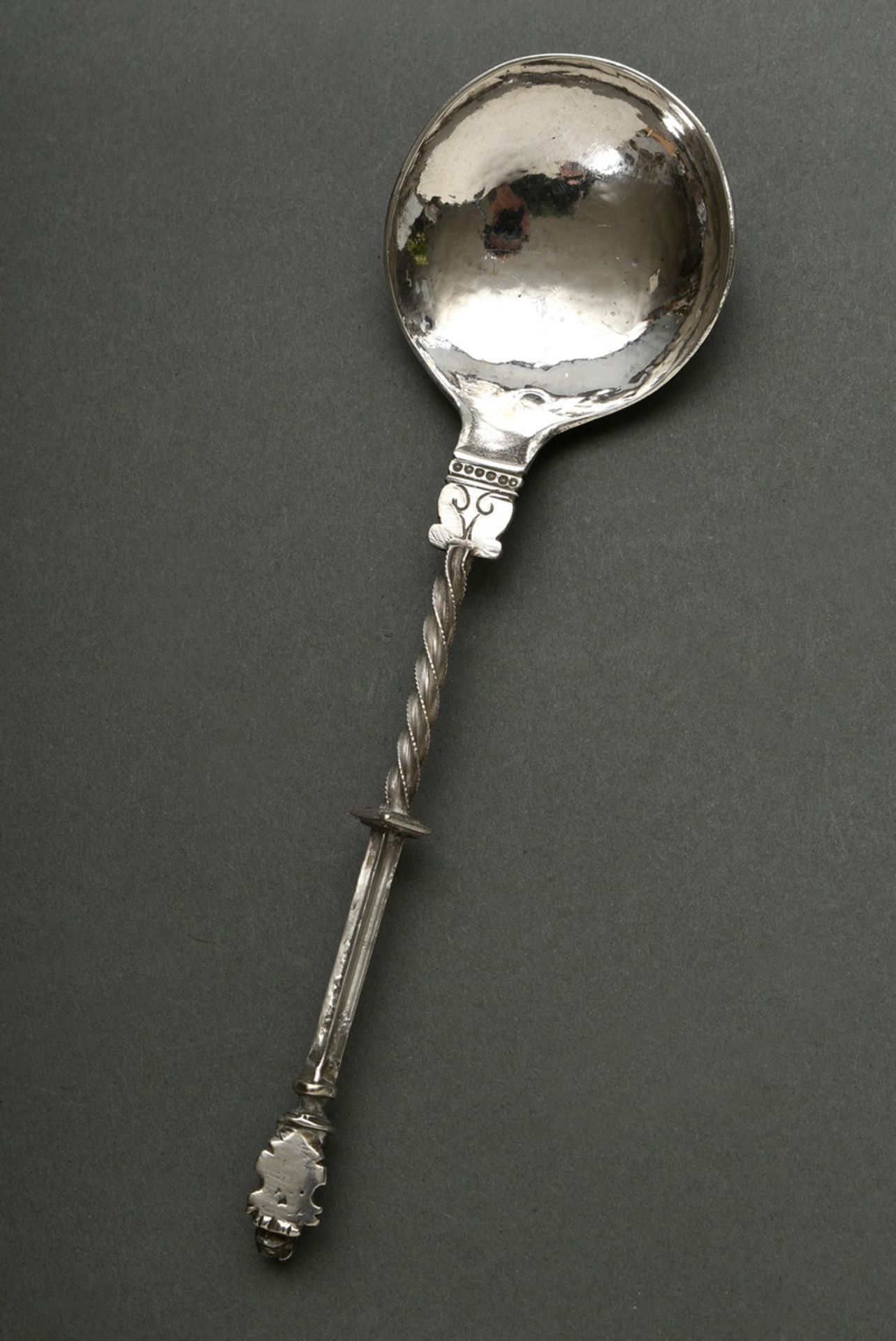 Renaissance spoon with columnar handle and sculpted grip end "lions with escutcheon", MM: "'PE' in  - Image 2 of 3
