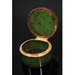 Kleine runde Fabergé Nephrit Dose mit rot emallierter Goldmontierung, MZ: "'H.W.' in Oval"