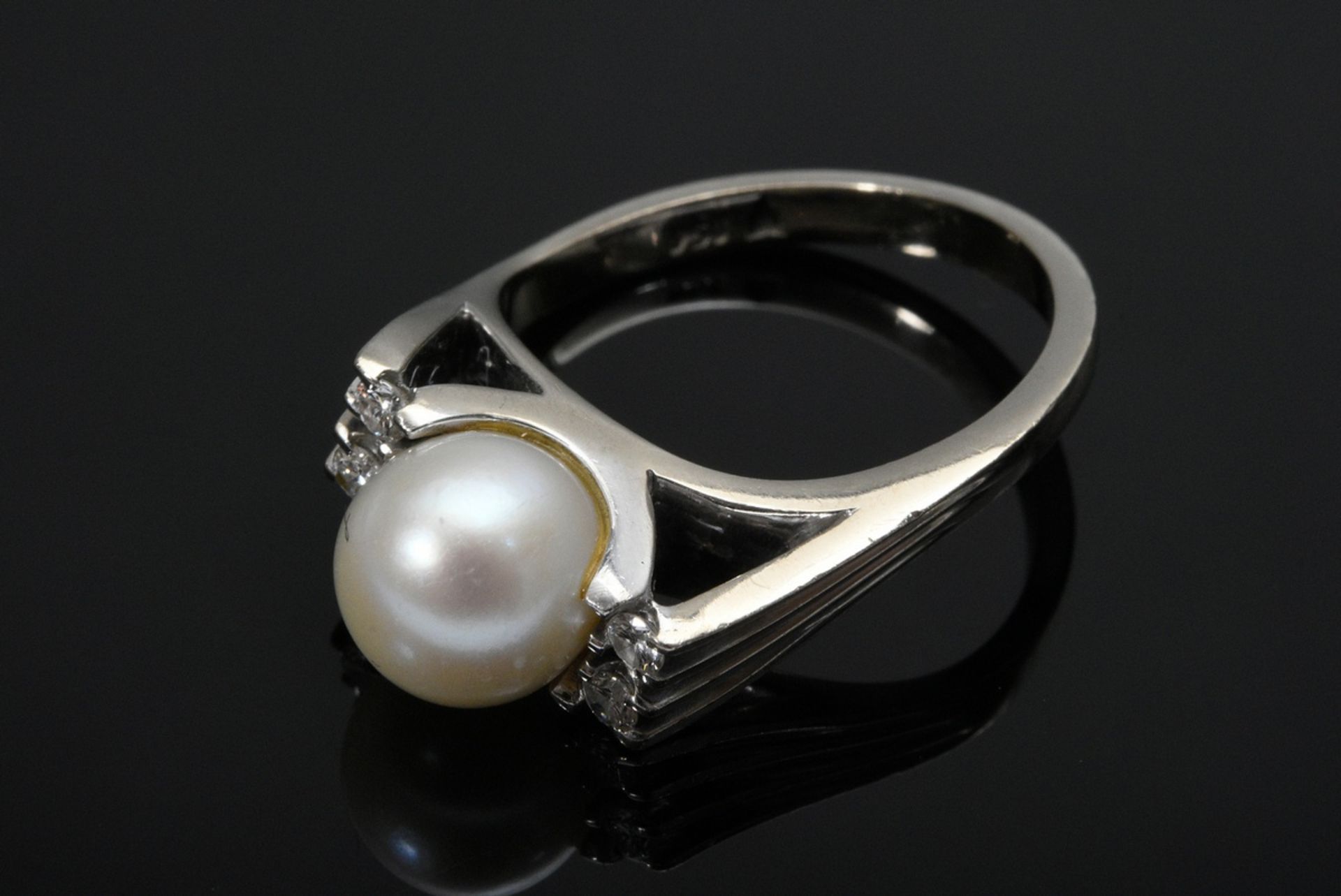 Classic white gold 750 cultured pearl ring in light bow shape with diamonds (total approx. 0.12ct/S - Image 2 of 3