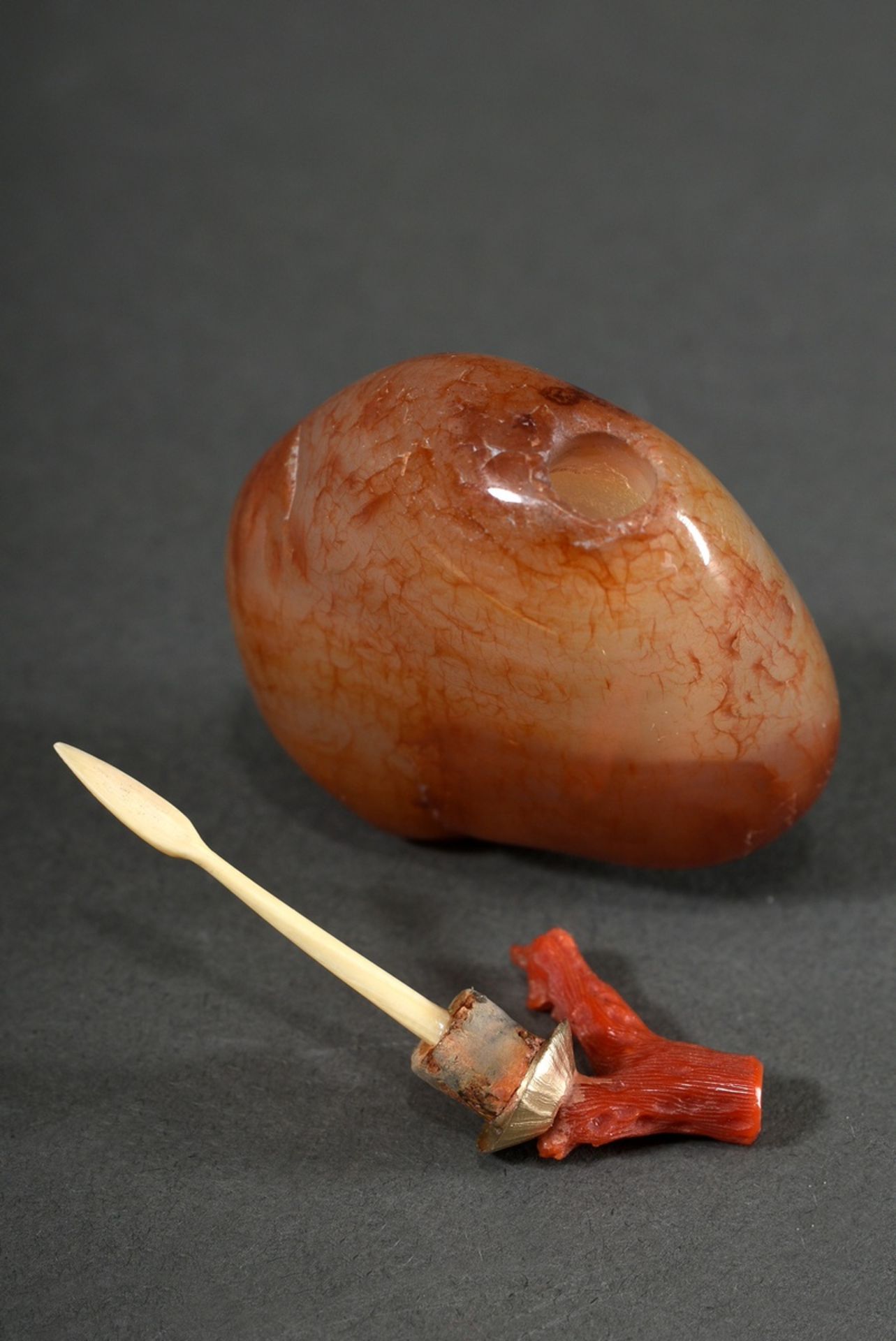Chalcedony pebble as snuffbottle, well hollowed, closure with coral branch, China probably Qing Dyn - Image 4 of 4