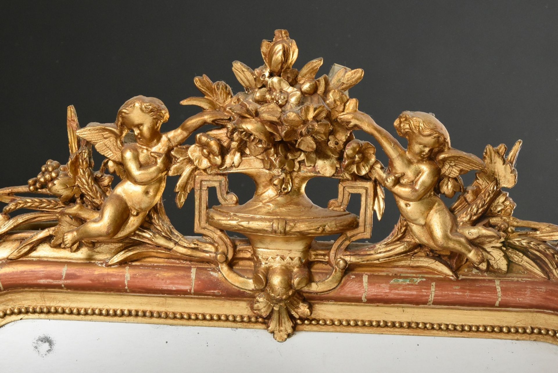 Französischer Kaminspiegel mit figürlicher Dekoration "Putten mit Vase", Stuck vergoldet über Bolus - Bild 2 aus 4