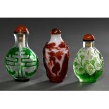 3 Diverse Überfang Glas Snuffbottles: Shoulao mit Kranich, Hirsch, Fledermaus und Fichte / Shou Zei