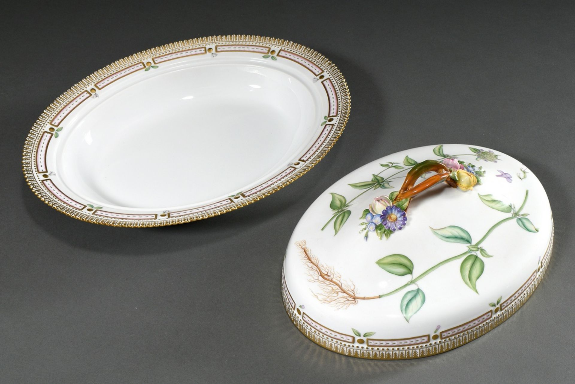 Large oval Royal Copenhagen "Flora Danica" tureen with polychrome painting, branch handles, applied - Image 4 of 7