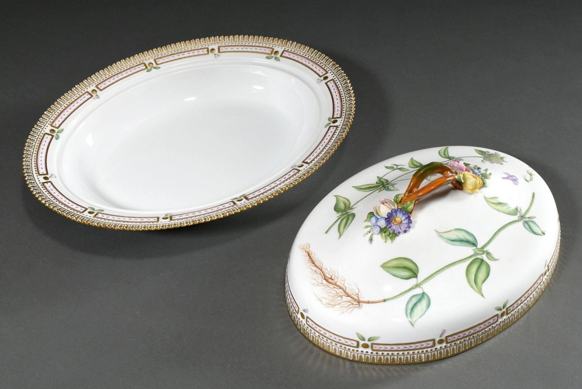 Große ovale Royal Copenhagen "Flora Danica" Terrine mit polychromer Bemalung, Asthenkel, appliziert - Bild 4 aus 7