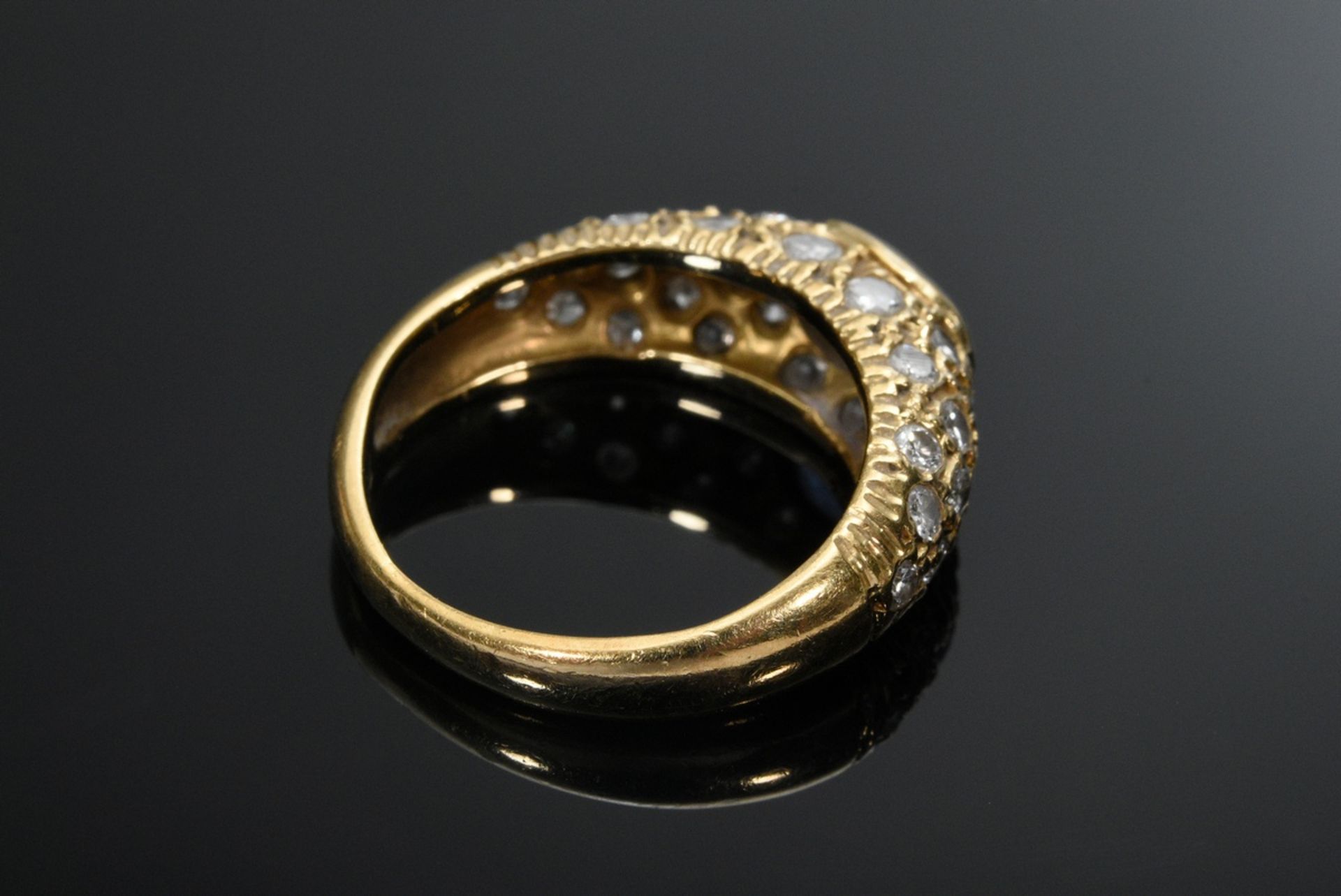 Fine yellow gold 750 band ring with sapphire in a pavé of diamonds (together approx. 0.60ct, VSI-SI - Image 3 of 4