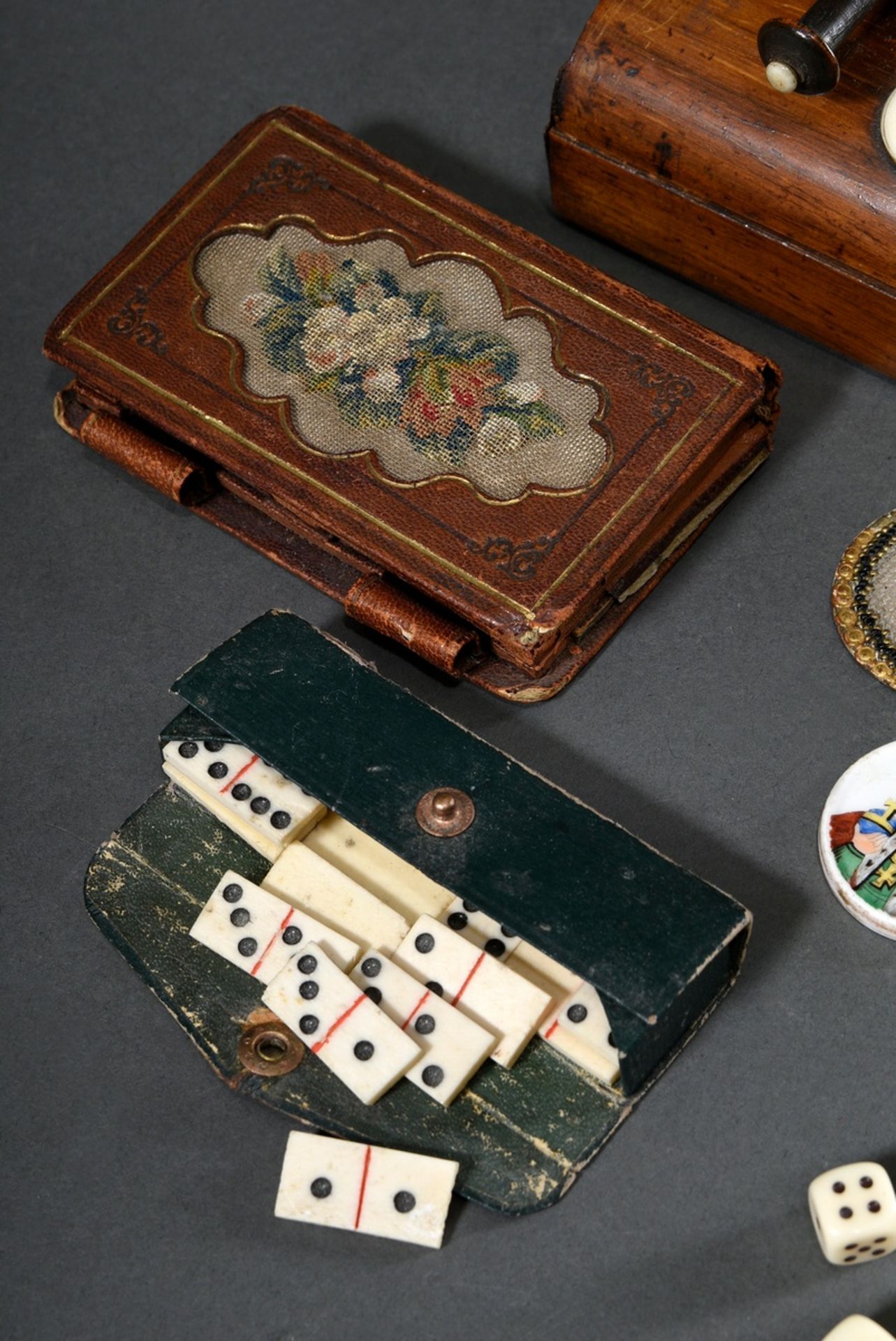 29 Various pieces of playing utensils: 4 pearl playing chips in leather case with floral embroidery - Image 3 of 5