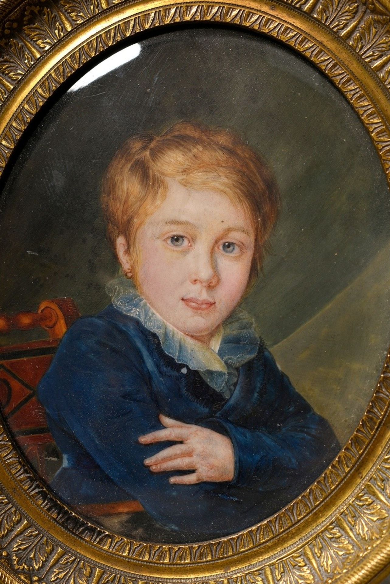 Finely painted miniature "Child on Chair", gouache/paper, in oval brass frame, 19th century, 8x7cm  - Image 2 of 3