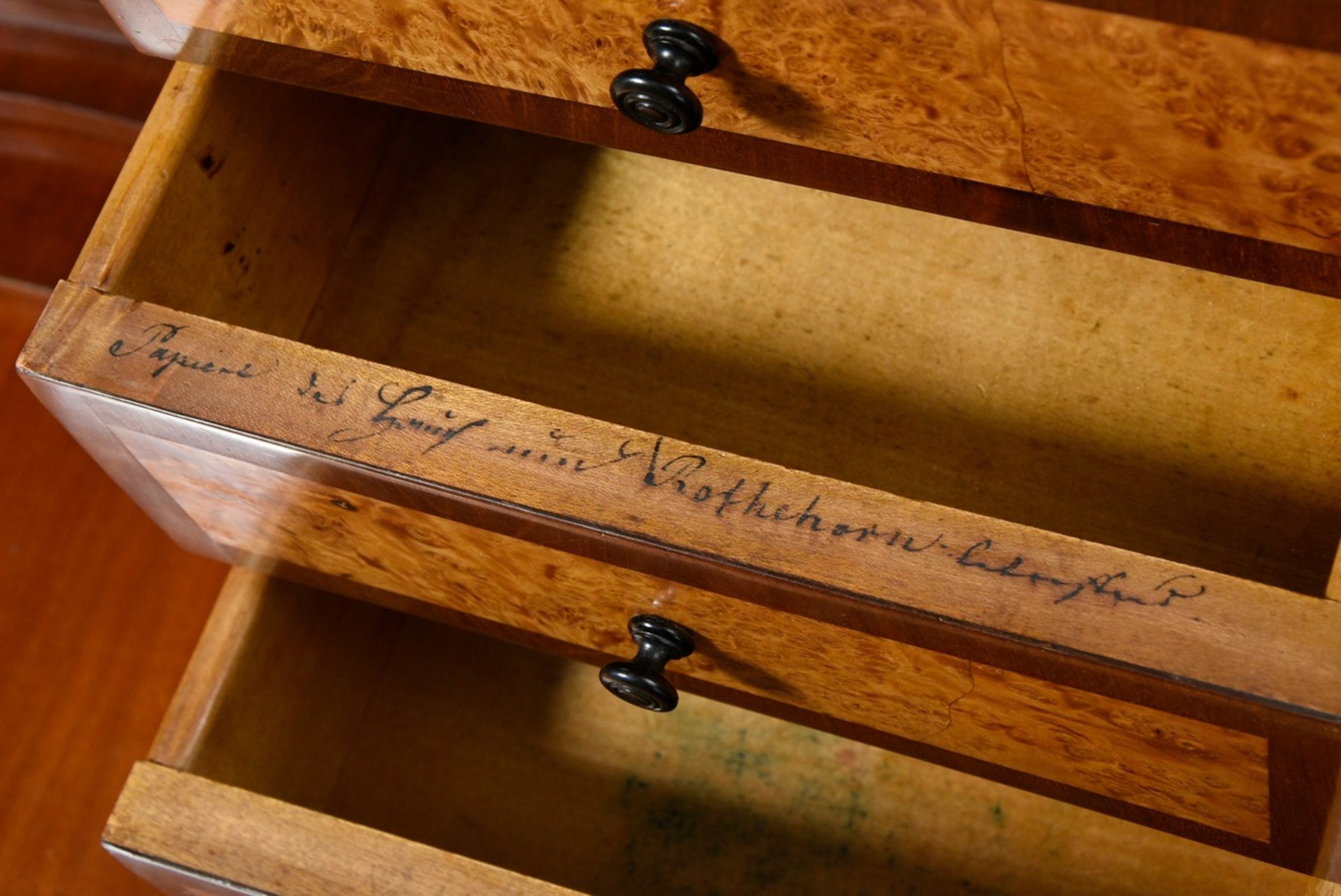 Konischer Biedermeier Schreibschrank mit Segmentbogen in der Schreibklappe, kassettierten Schüben u - Bild 7 aus 12