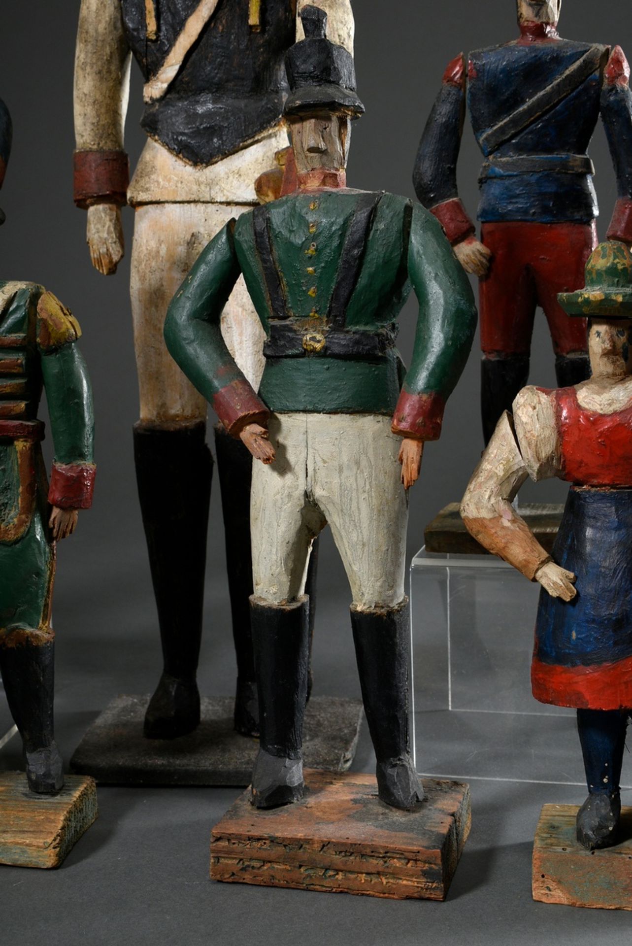 9 Diverse naive Grödner Figuren "Soldaten in verschiedenen Uniformen aus den Napoleonischen Kriegen - Bild 3 aus 13