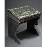 Bäuerliches Schreibpult mit schräger aufklappbarer Platte und ornamentaler Malerei auf dunkelgrünem