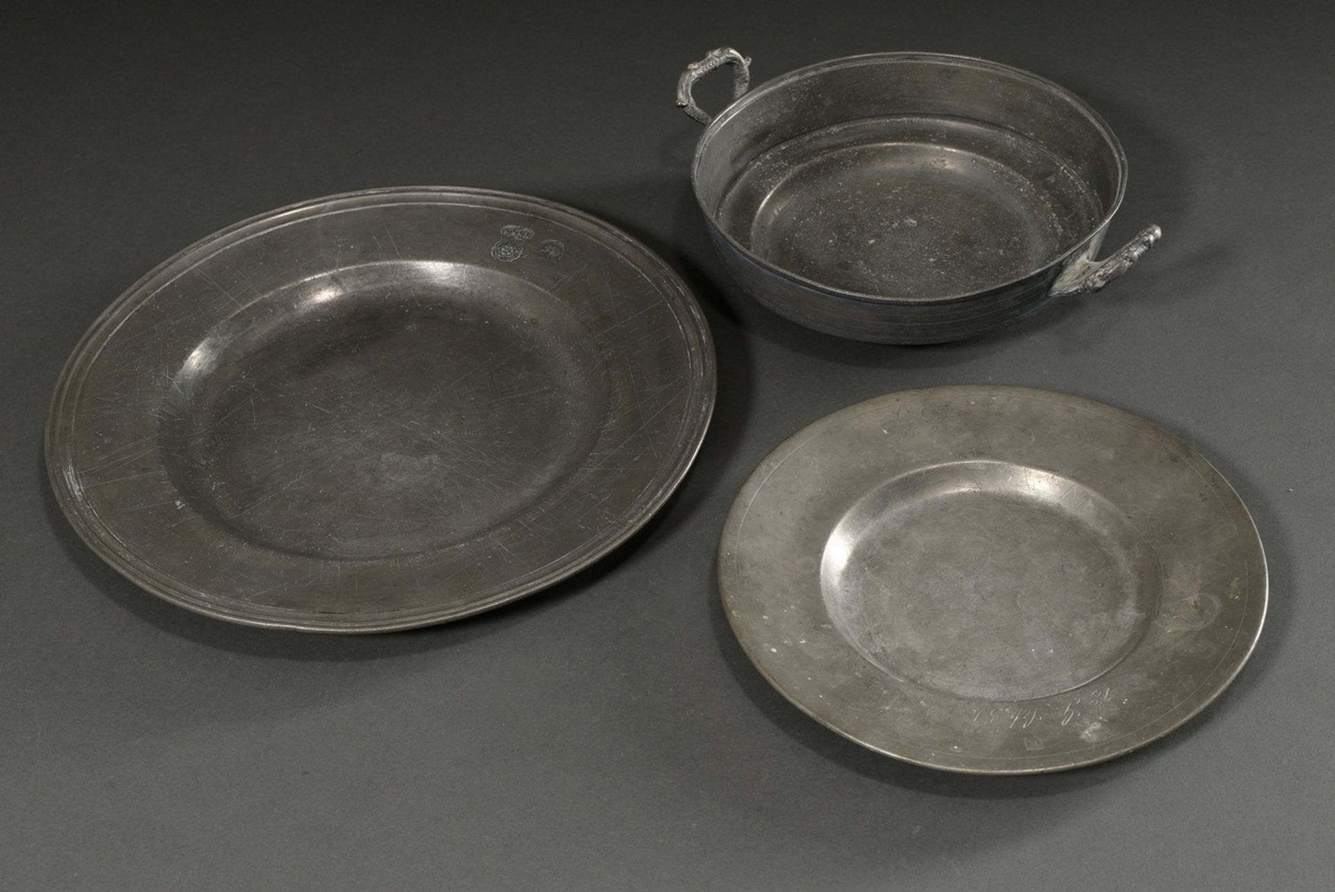 3 Various pieces of pewter: large North German wide rim plate with profiled rim, uninterpreted rose - Image 2 of 9