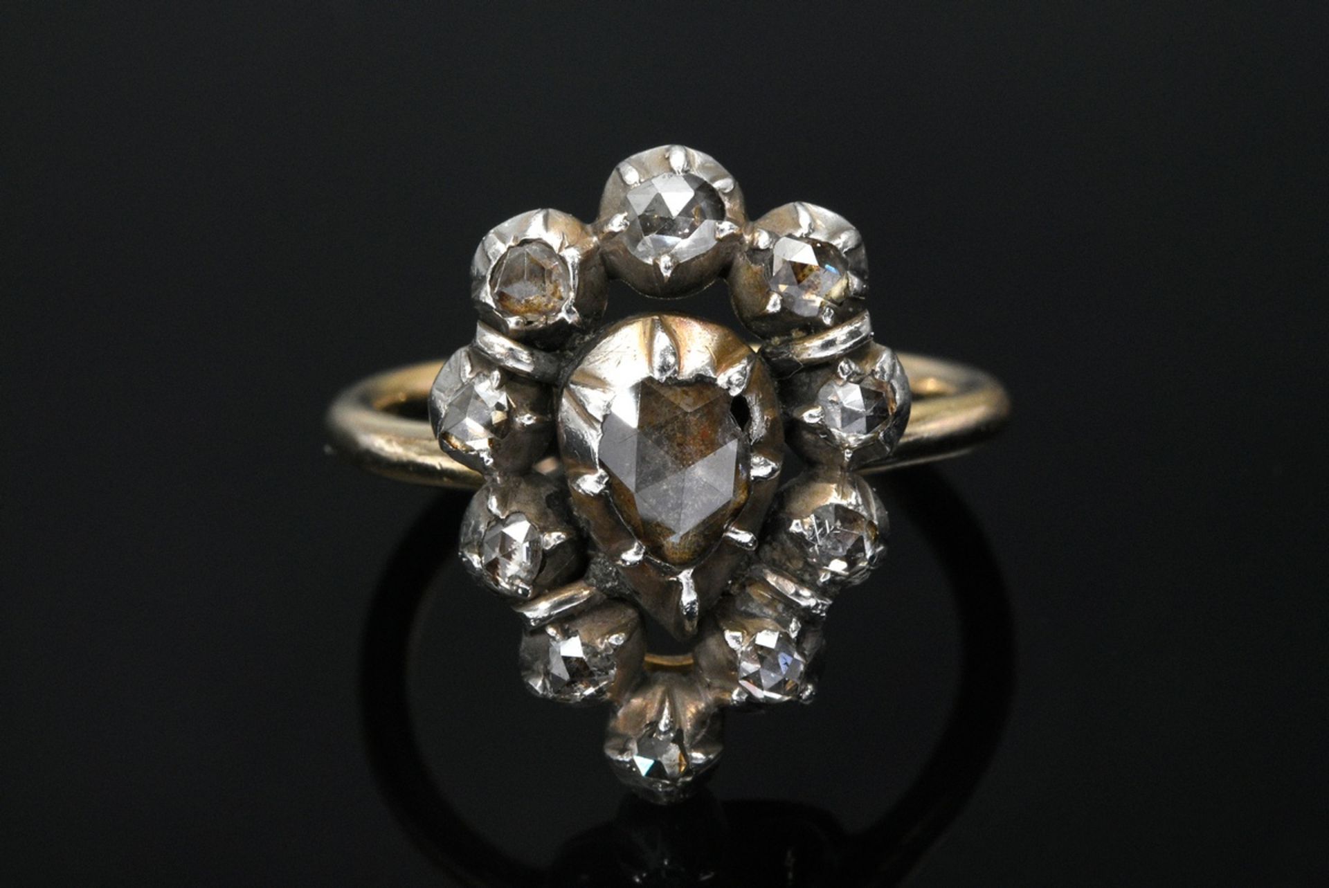 Gelbgold 750 Ring mit antikem Tropfen Silberelement und Diamantrosen (zus. ca. 0.45ct/SI-P2/CR-B),  - Bild 3 aus 4