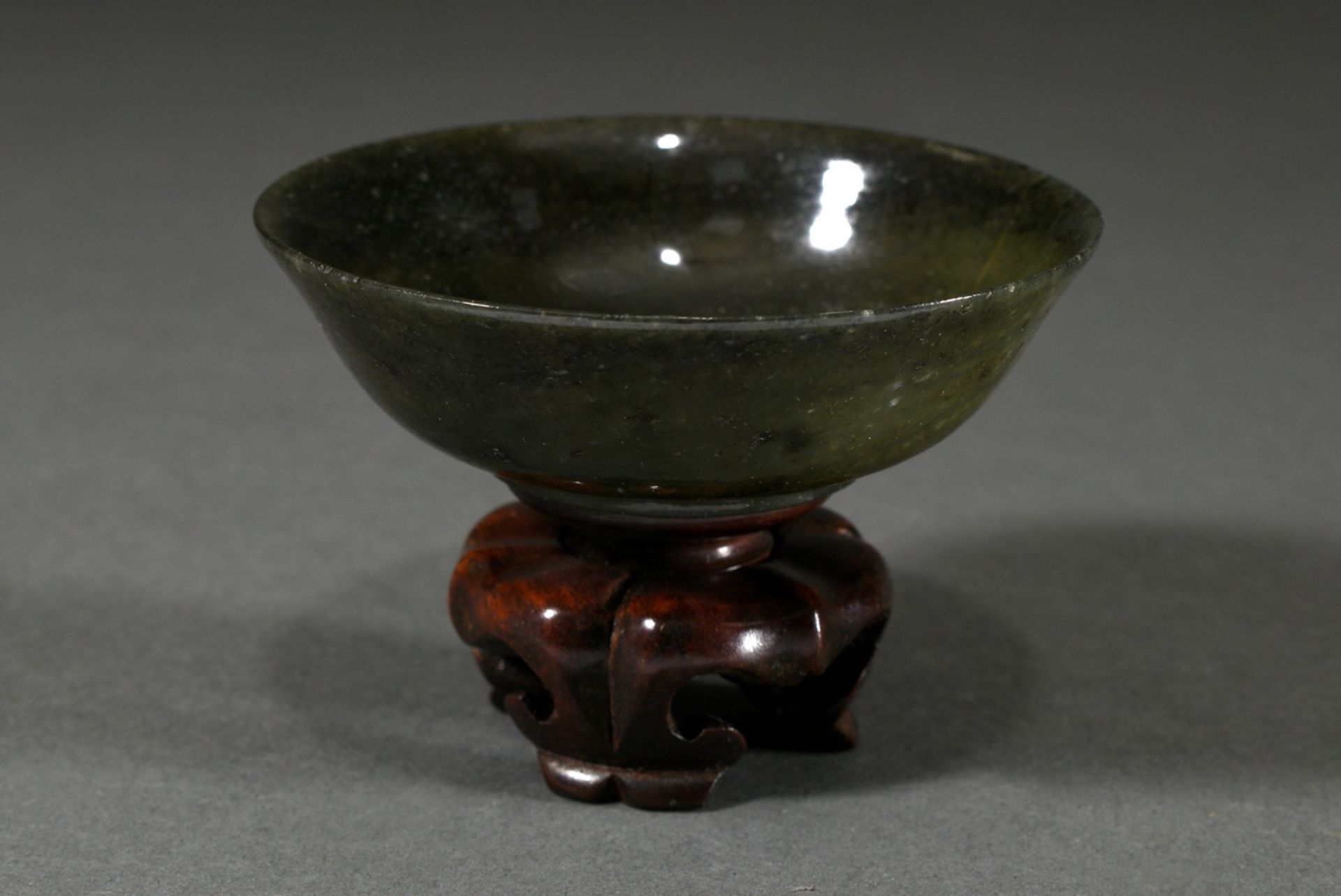 Small spinach jade bowl, China Qing dynasty, h. 3 Ø 9,5cm, on carved later wooden stand, 1 hairline - Image 4 of 4