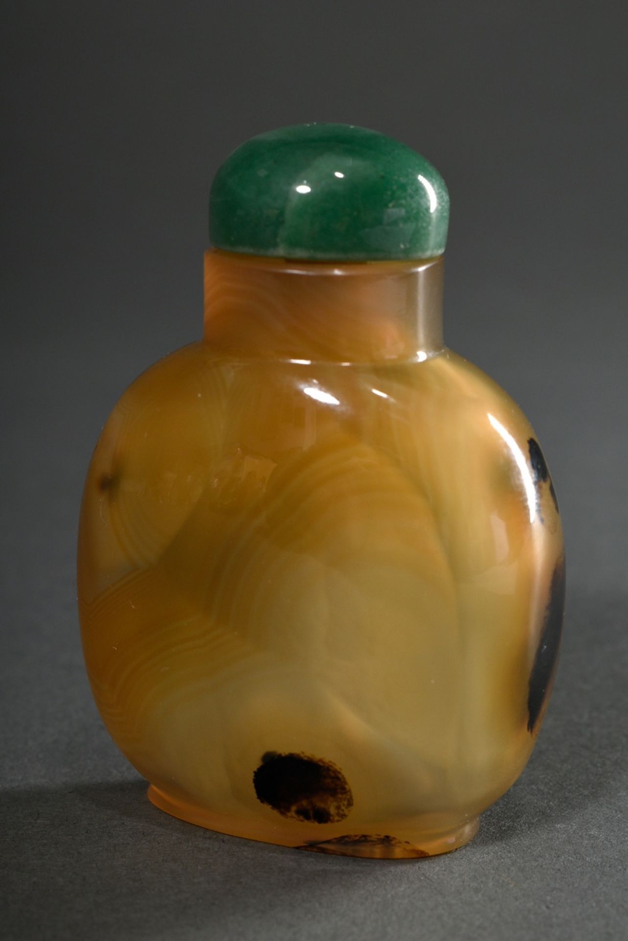 Agate snuffbottle with natural depiction "Beautiful Meiren reflected in the pond" and aventurine li - Image 2 of 4