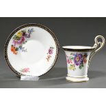 Meissen Tasse/UT in Empire Form mit polychromer Malerei "Blumenbouquet" und goldenem Galerierand au