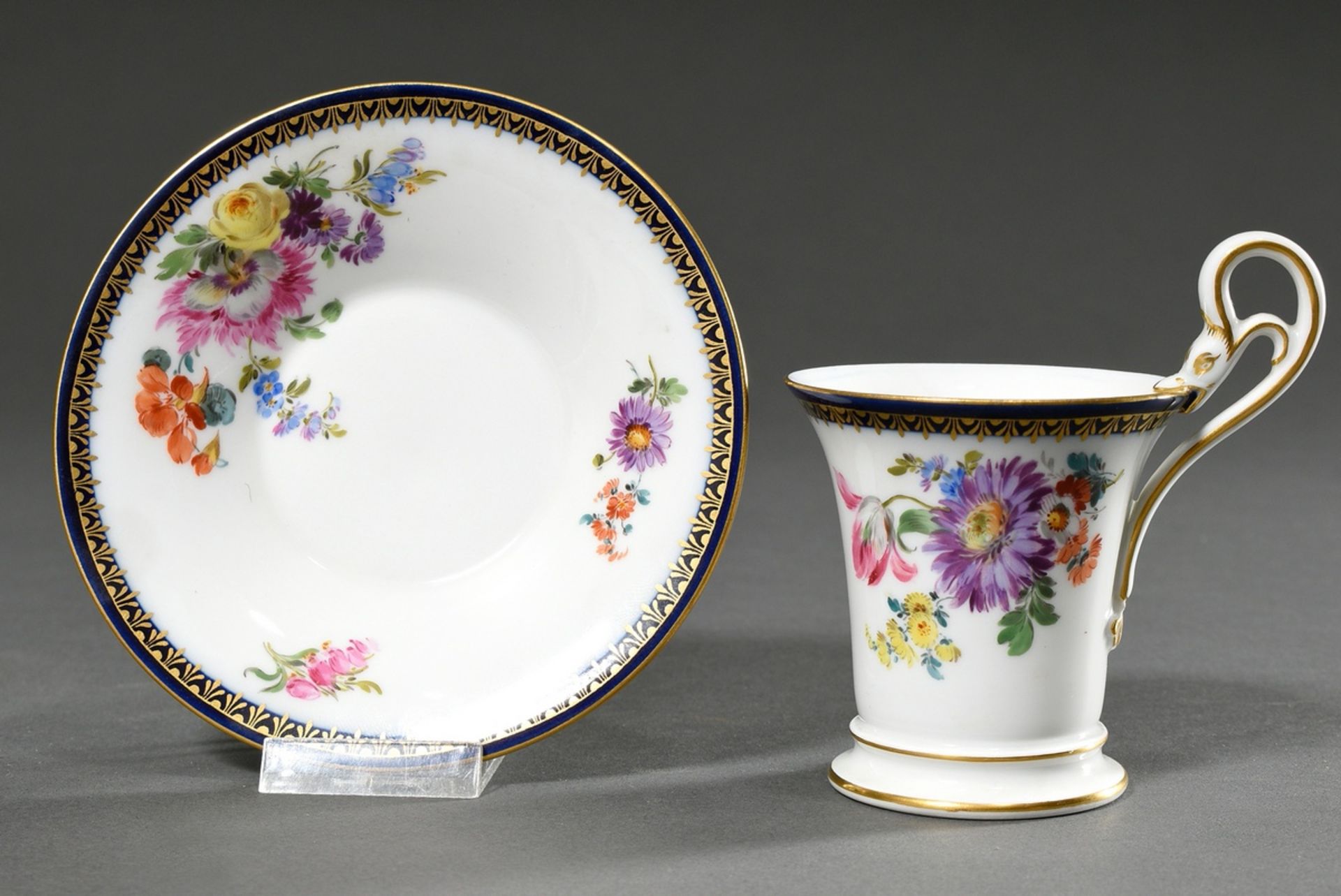 Meissen Tasse/UT in Empire Form mit polychromer Malerei "Blumenbouquet" und goldenem Galerierand au