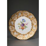 Meissen Prunkteller mit polychromer Malerei "Deutsche Blume" und reich dekoriertem vergoldetem Reli