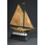Modellschiff Segelpreis "Yacht", Holz/Metall, galvanisiert, auf Metallstand mit plastischen Wellen