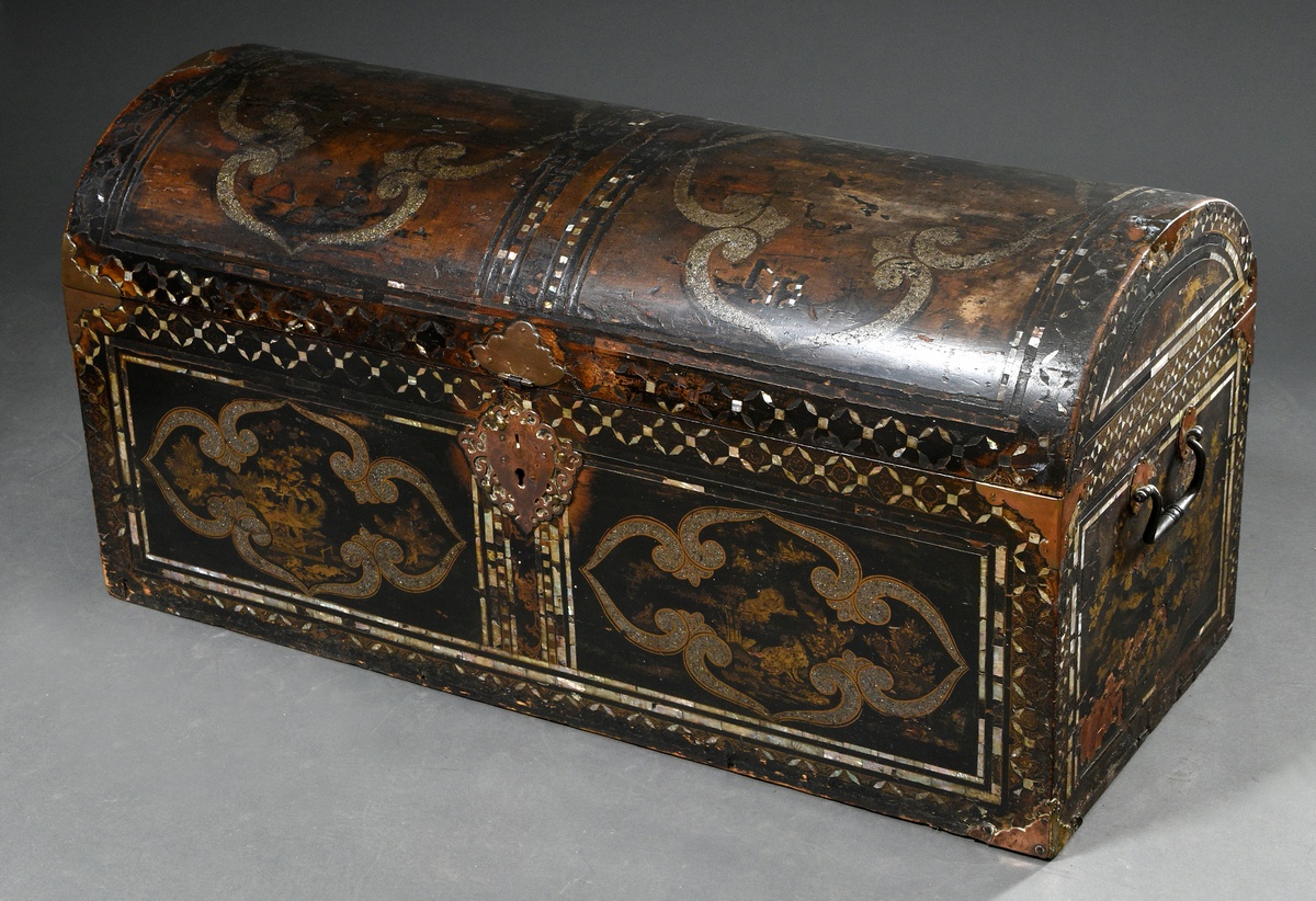 Museal Nanban Urushi lacquer chest with mother-of-pearl inlays and gold lacquer painting, Japan Mom