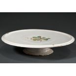 Weiß glasierte italienische Fayence Tazza mit polychromer Wappenkartusche "Vogel auf Baum", H. 6cm,