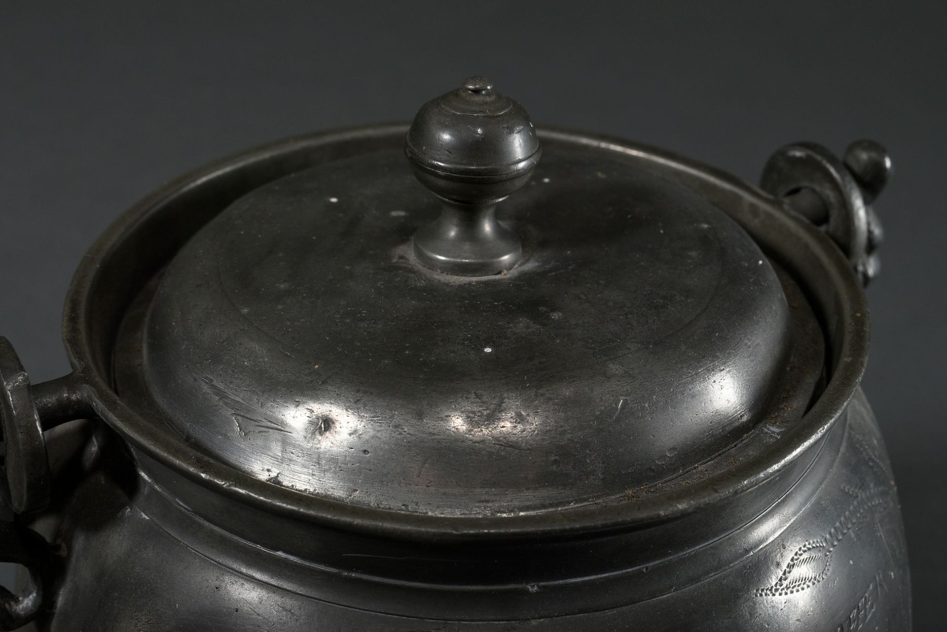 2 Various pieces of Wismar pewter: large hanging pot with figural handles (food carriers) and engra - Image 4 of 11