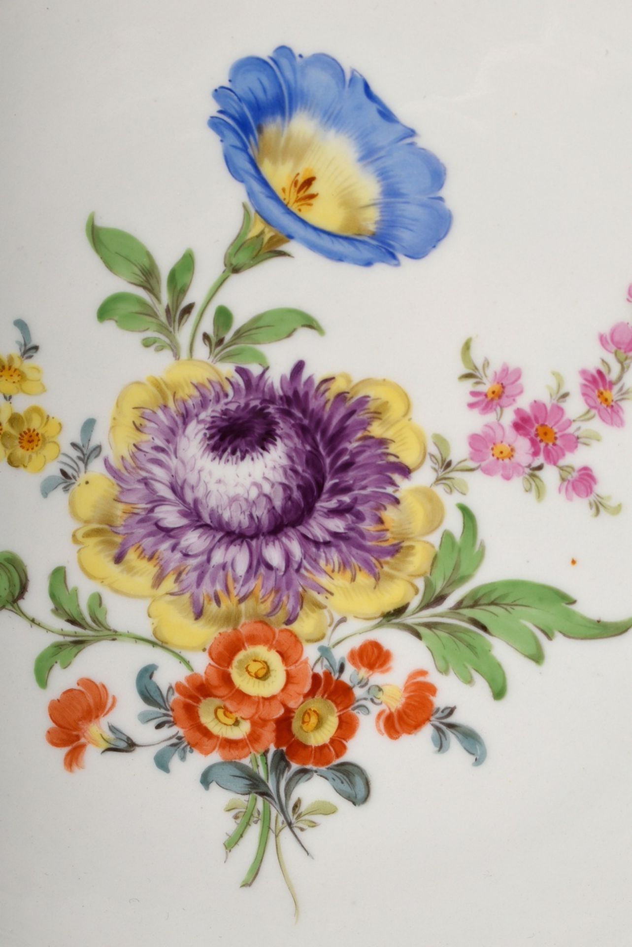 Meissen Prunkteller mit polychromer Malerei "Deutsche Blume" und reich dekoriertem vergoldetem Reli - Bild 3 aus 5