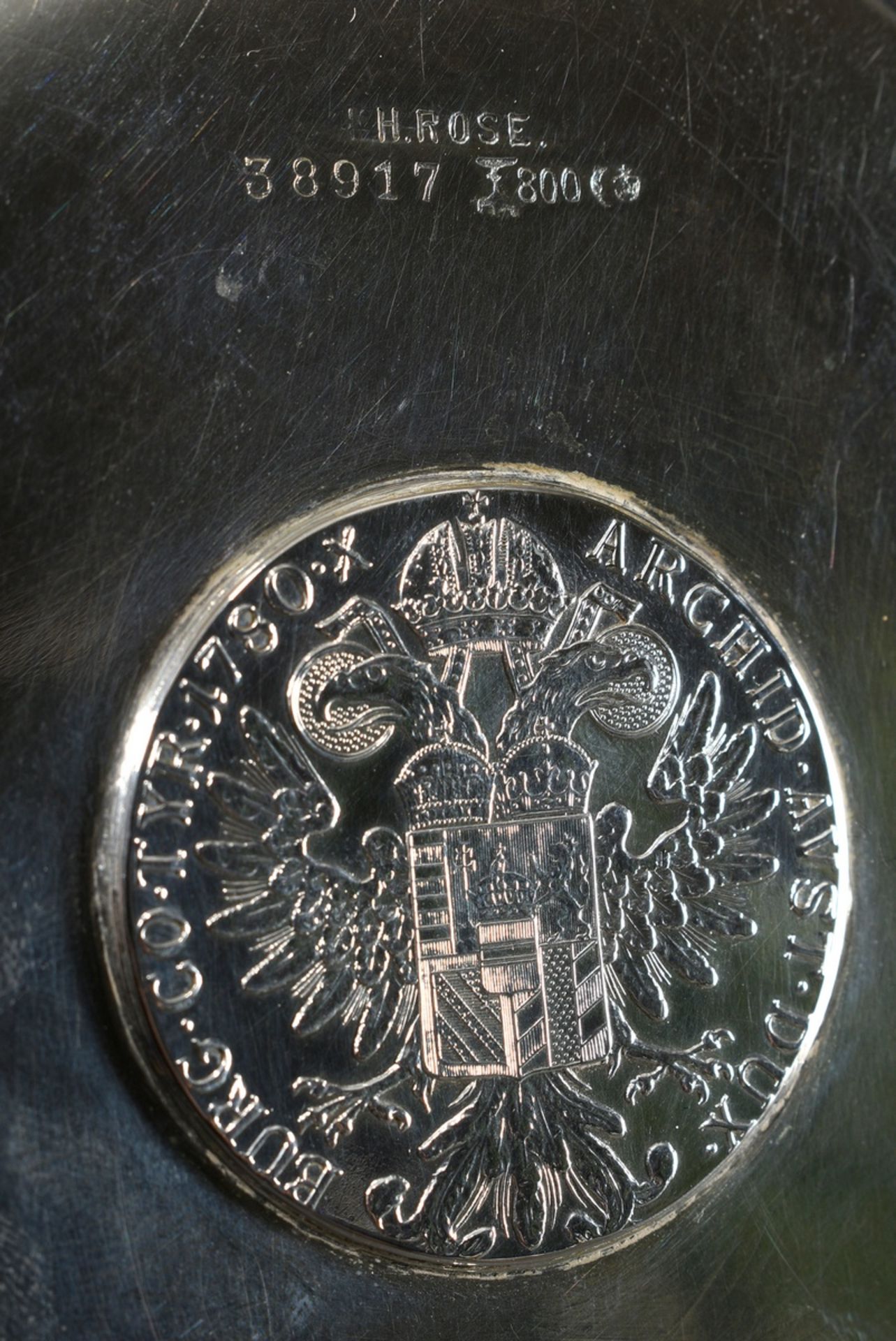 Kleine Schale mit "Maria Theresia Taler", Perlrand und ornamentalem Relief, Koch & Bergfeld, Silber - Bild 5 aus 5