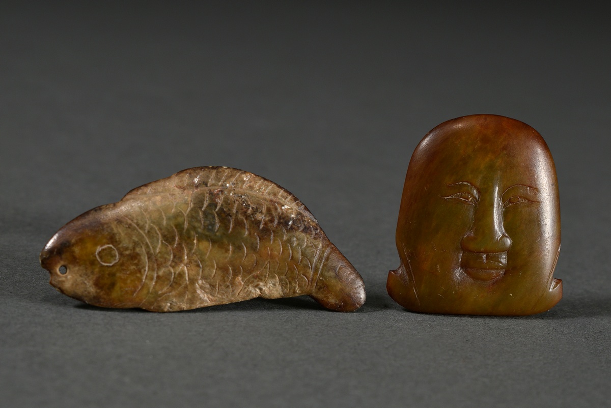 2 Various jade objects: "fish" toggle and flat "head" relief, China Ming/Qing Dynasty, 2,5x6,5 and 