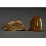 2 Diverse Jade Objekte: "Fisch" Toggle und flaches "Kopf" Relief, China Ming/Qing Dynastie, 2,5x6,5